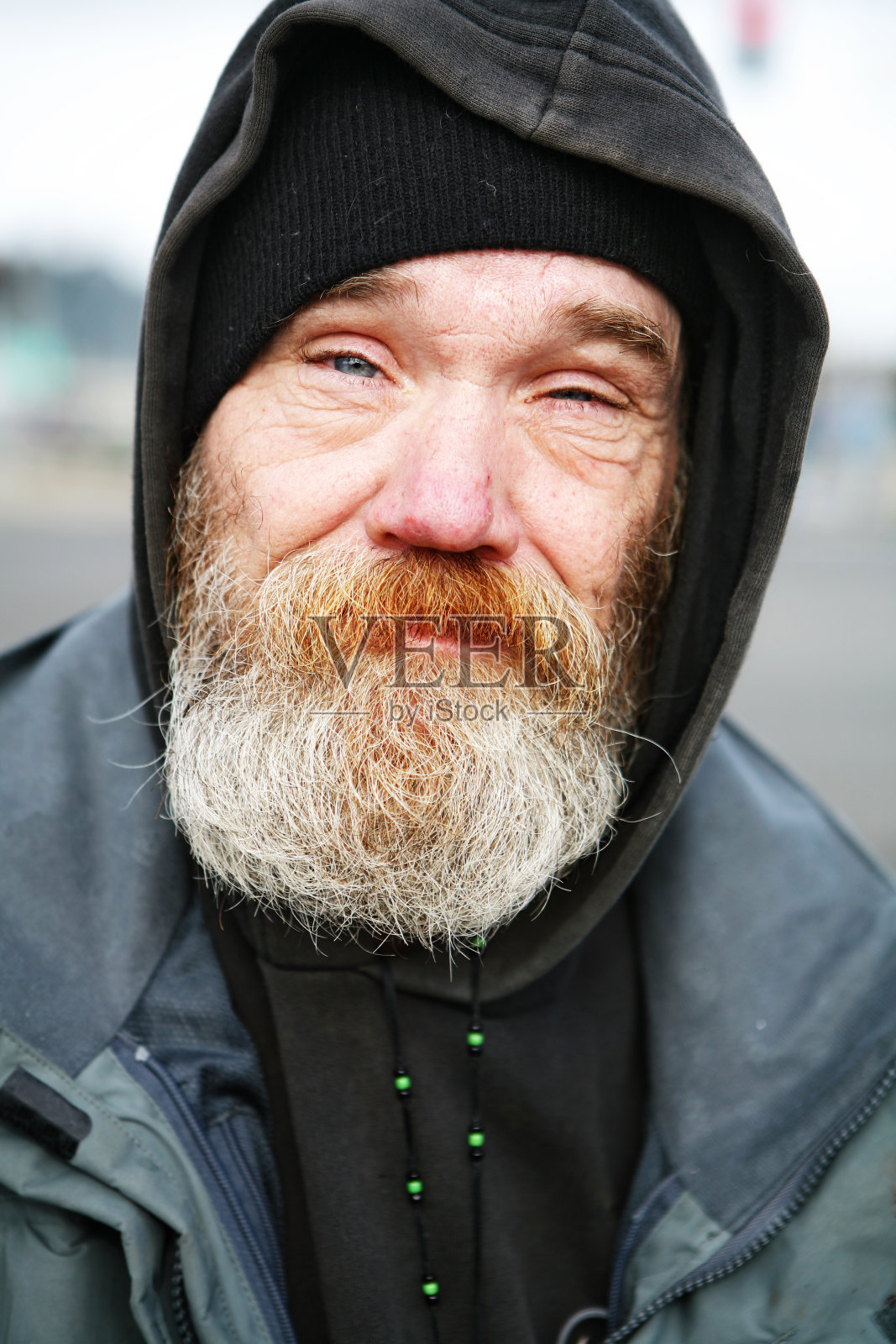 无家可归的人裹在帽子和夹克照片摄影图片