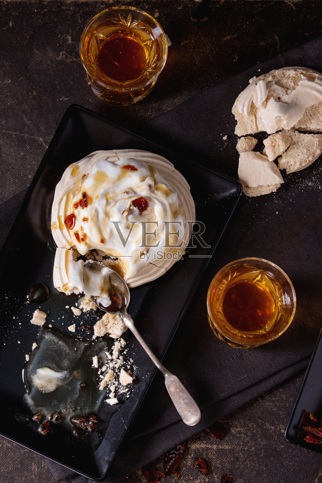 焦糖巴芙洛娃甜点照片摄影图片