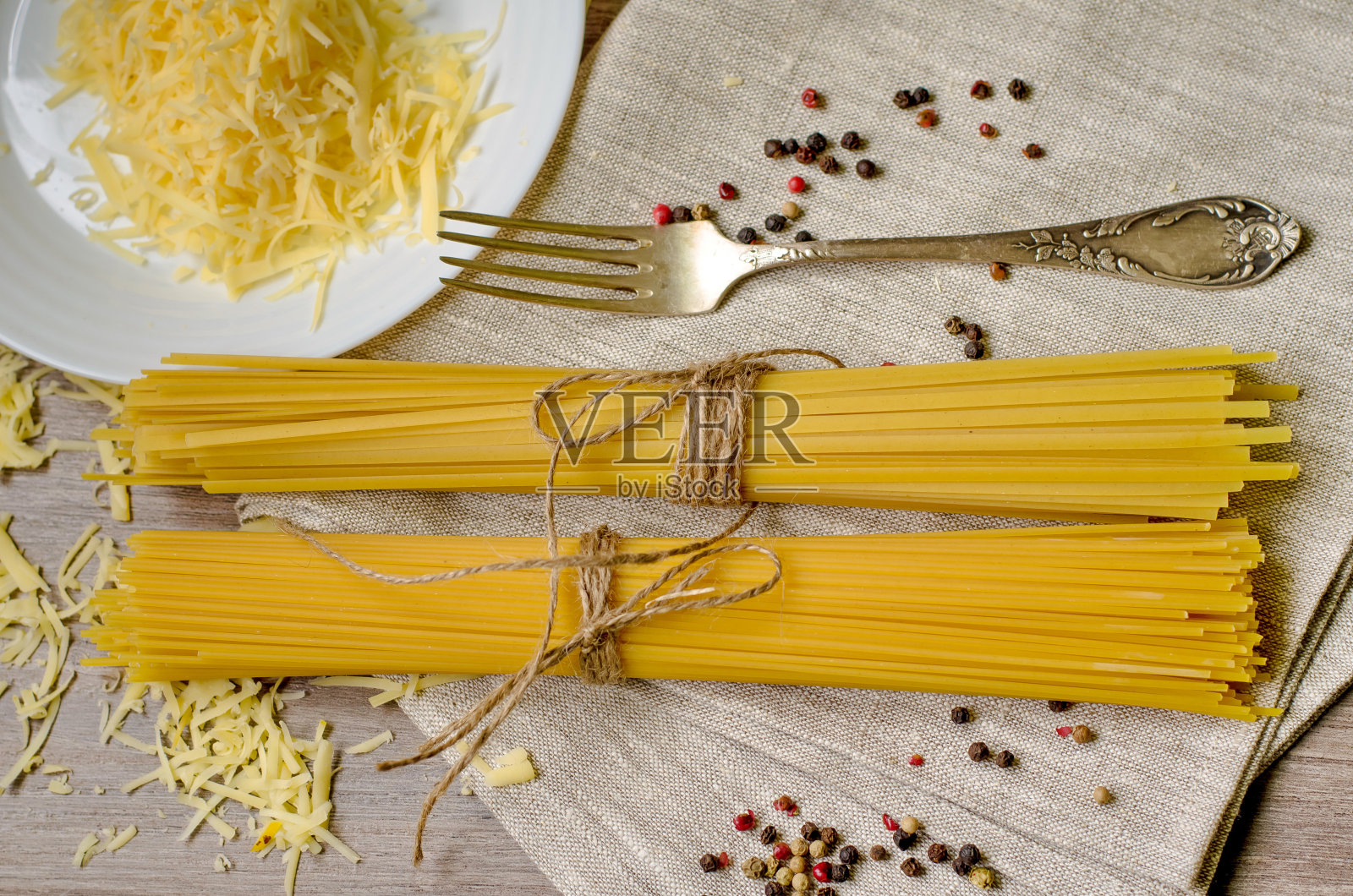 白盘子里放意大利面条和碎奶酪照片摄影图片