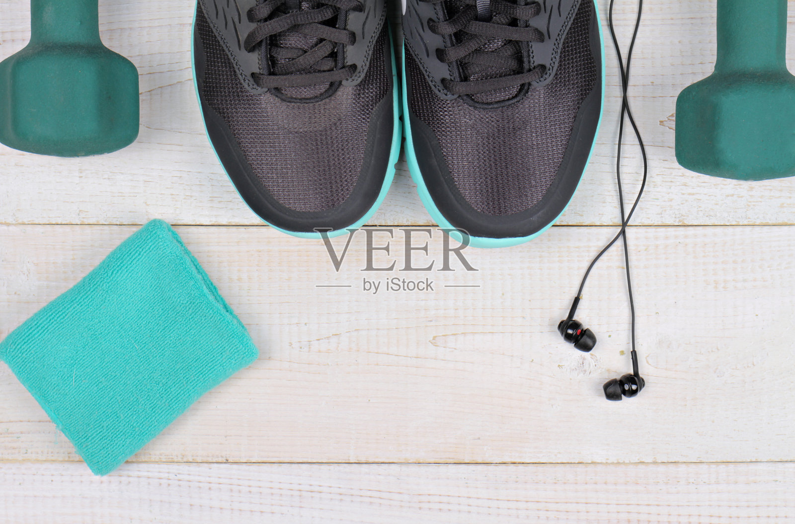 运动鞋，哑铃，白底耳机照片摄影图片