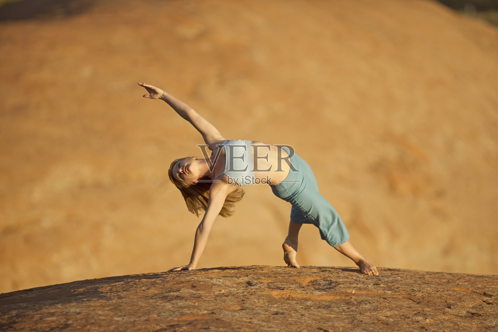 女人在户外伸展三角瑜伽姿势照片摄影图片