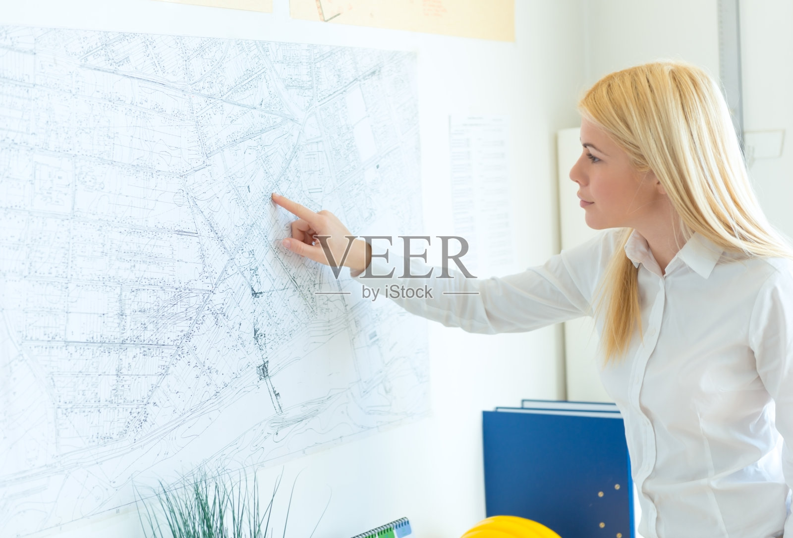 年轻的女建筑师照片摄影图片