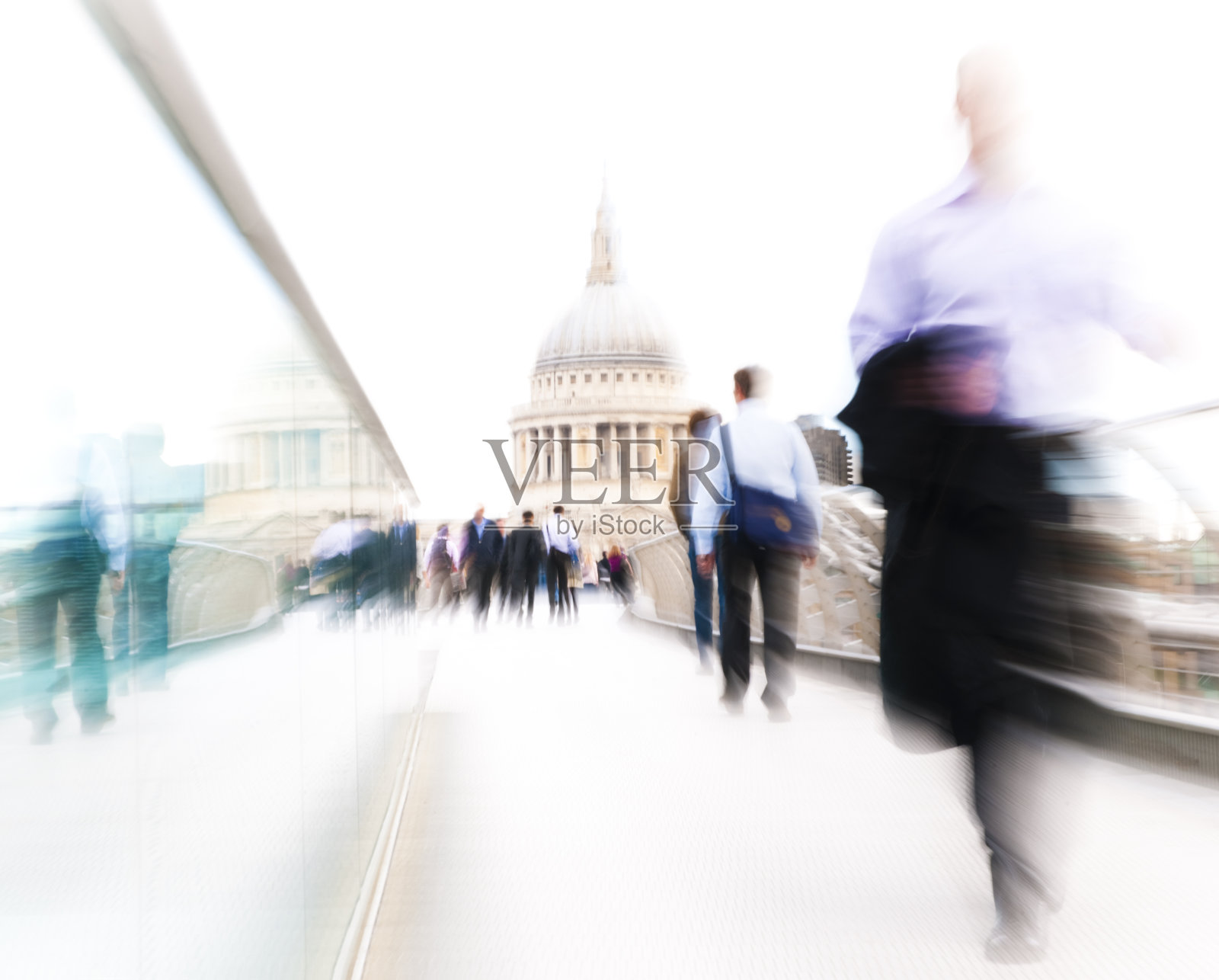 商业人士在人行道上行走的照片照片摄影图片