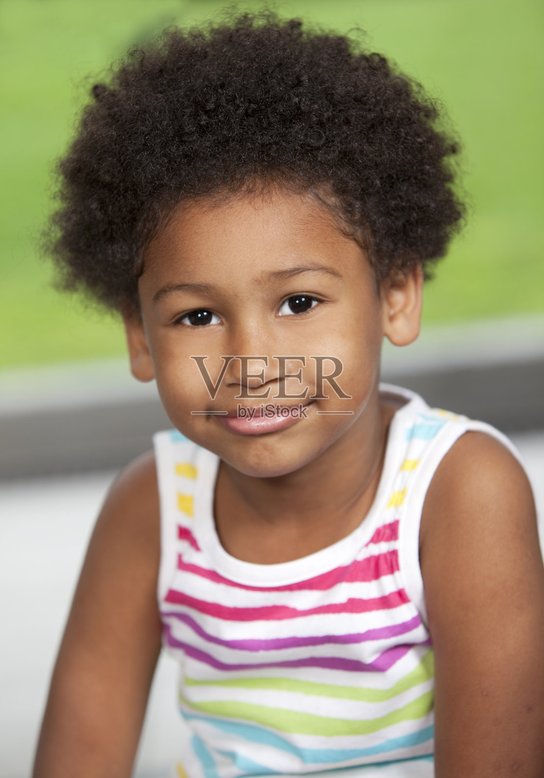 小女孩看着相机照片摄影图片