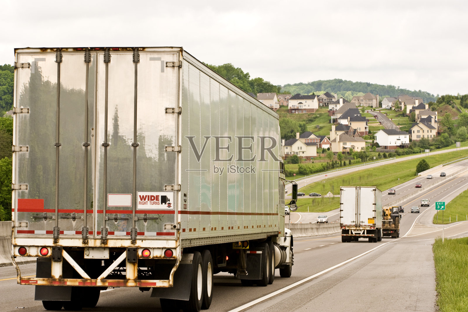 住宅区附近的重型卡车交通照片摄影图片