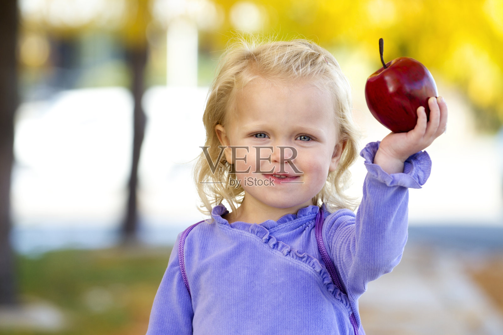 小女生拿着苹果照片摄影图片
