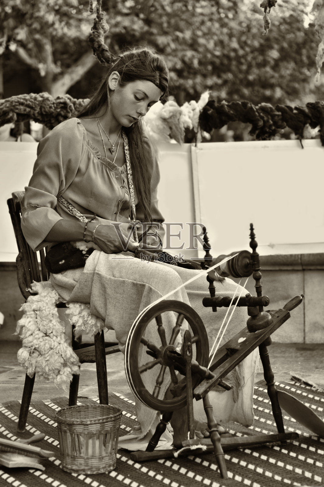 纺羊毛照片摄影图片