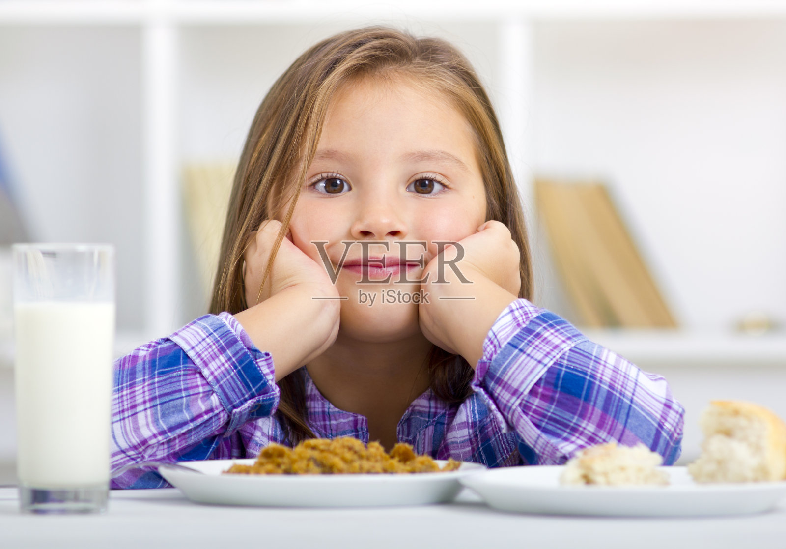 可爱的快乐的小女孩吃着早餐照片摄影图片