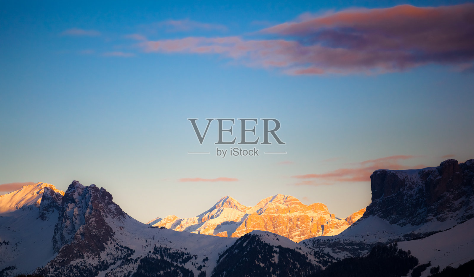 山顶日落，意大利阿尔卑斯山白云岩照片摄影图片