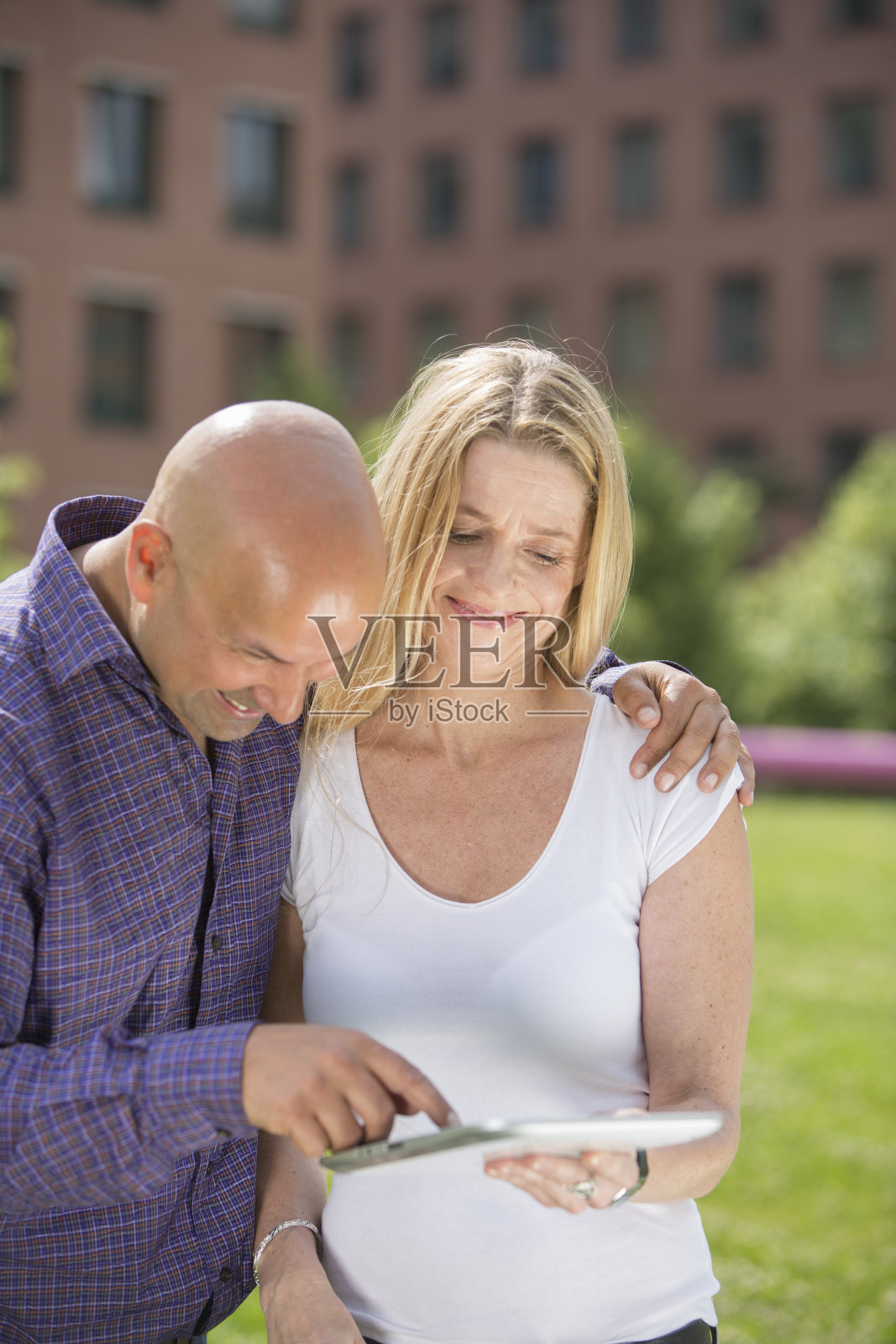 使用平板电脑的夫妇照片摄影图片