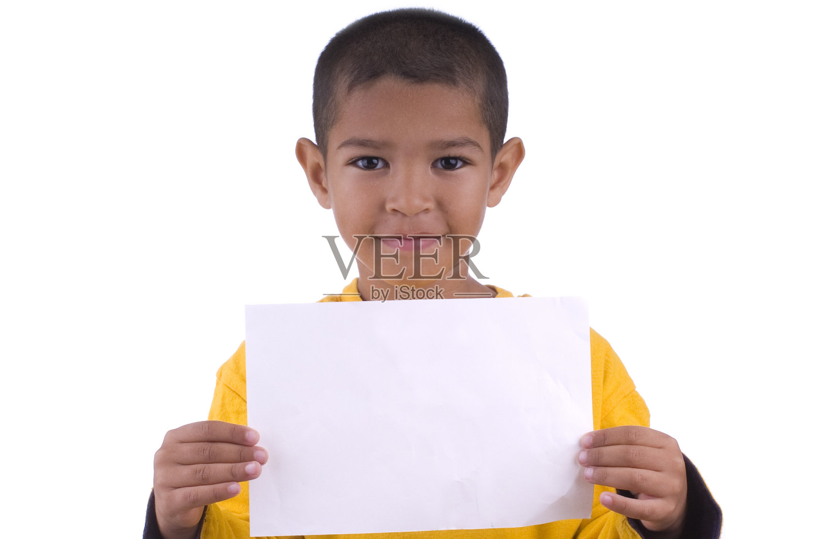 拿着一张纸的男孩照片摄影图片