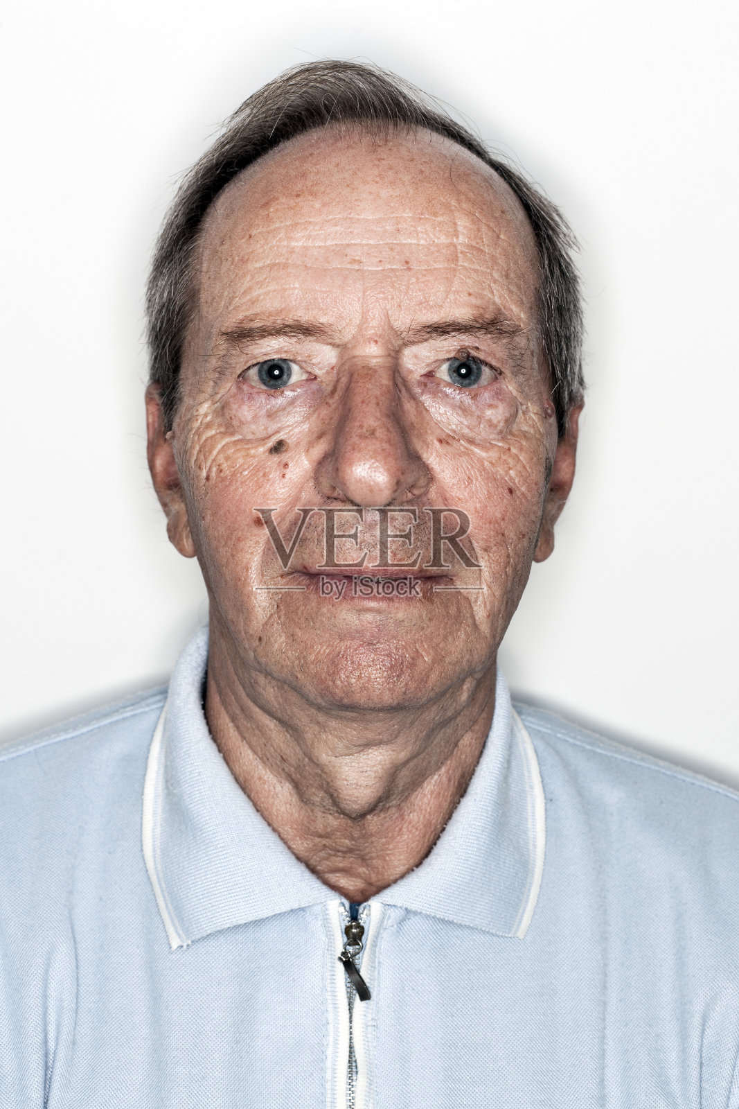 蓝眼睛的老男人看着相机肖像照片摄影图片