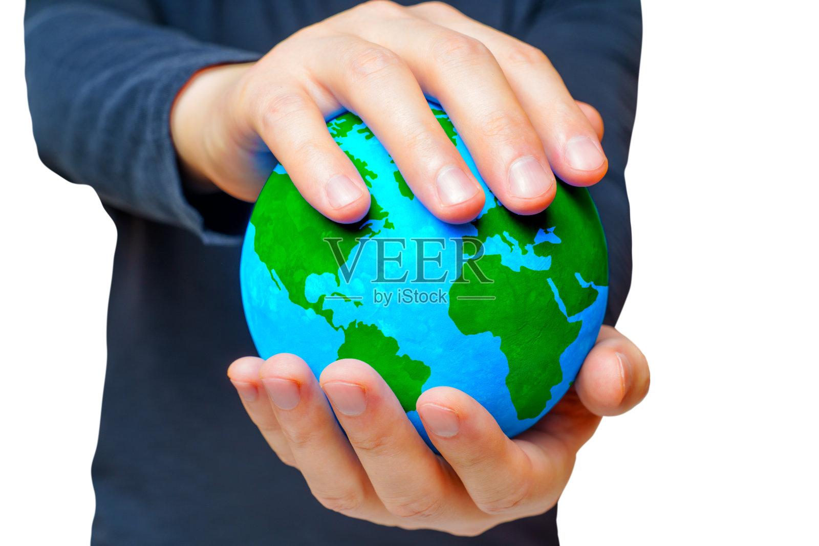 男子手持白色背景的绿色大陆地球仪照片摄影图片