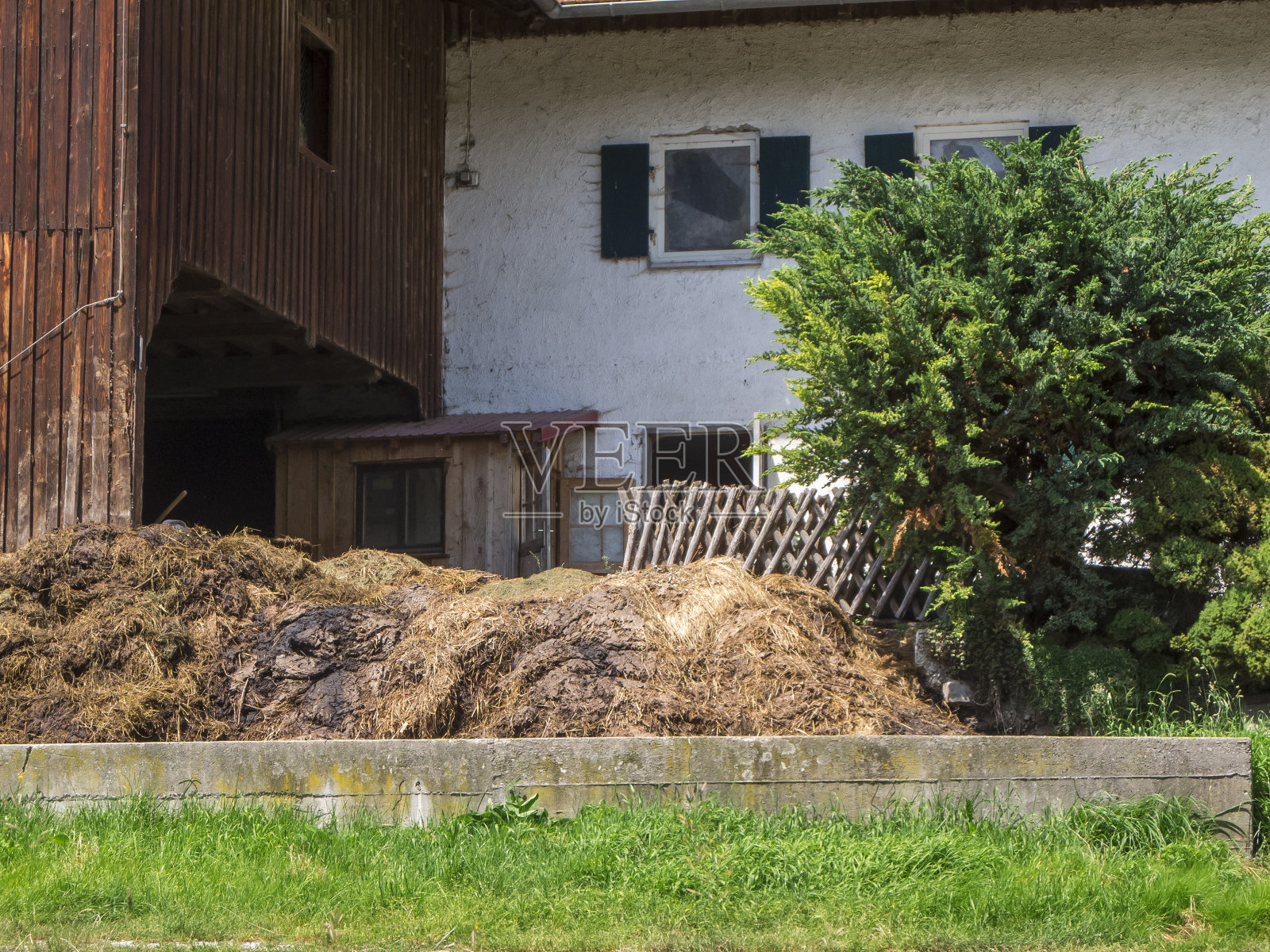 木谷仓前的粪堆照片摄影图片