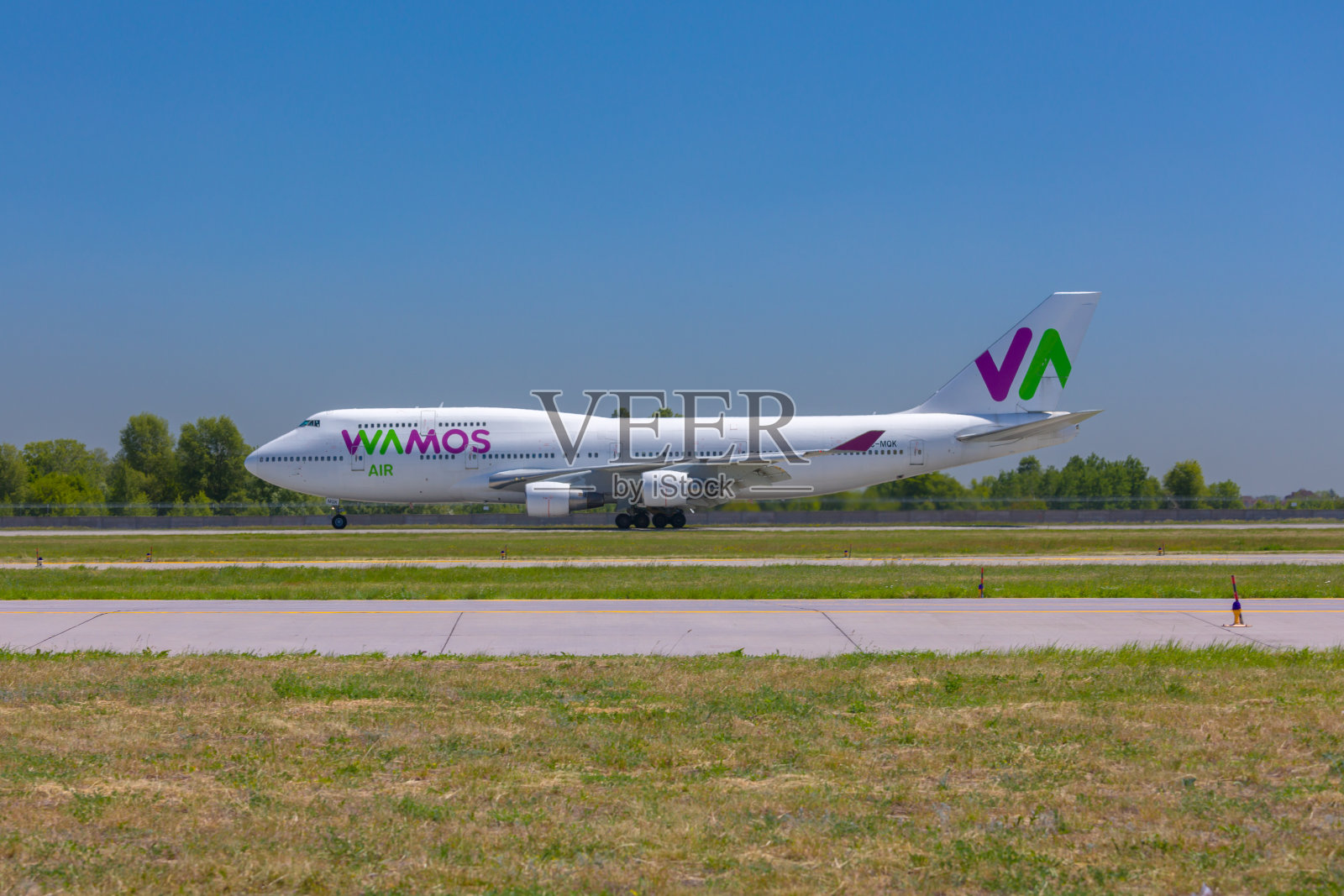 在乌克兰Boryspil机场起飞Wamos航空公司的飞机。照片摄影图片