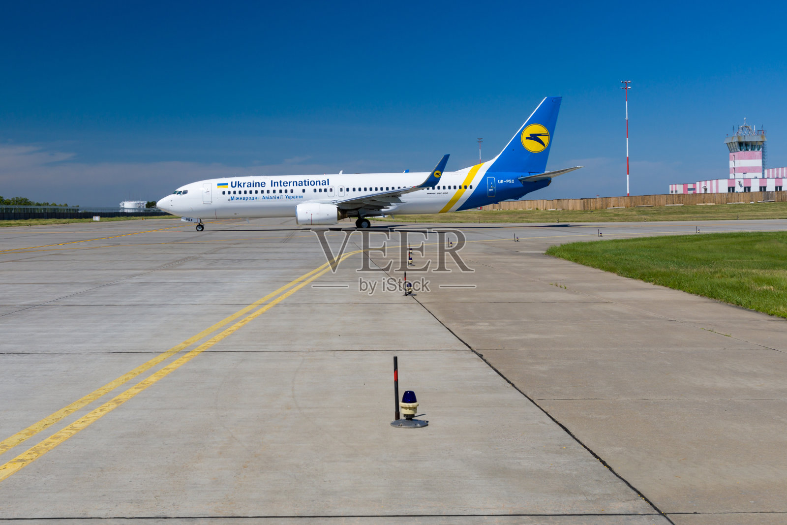 乌克兰国际航空公司的一架飞机正在乌克兰博里斯皮尔国际机场准备起飞。照片摄影图片