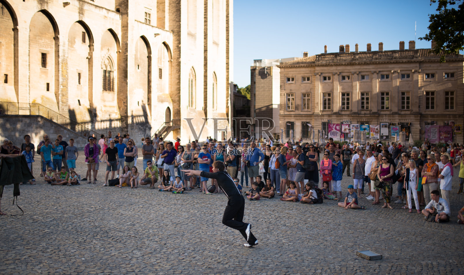 阿维尼翁，教皇宫，前广场，人们观看艺术家的表演。照片摄影图片