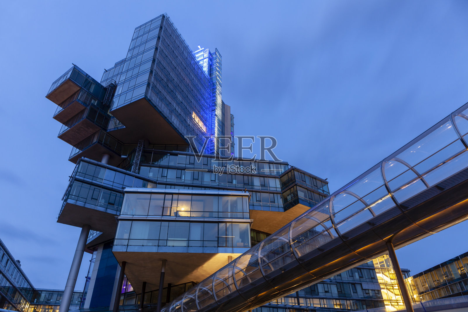 德国汉诺威夜间现代化办公大楼照片摄影图片