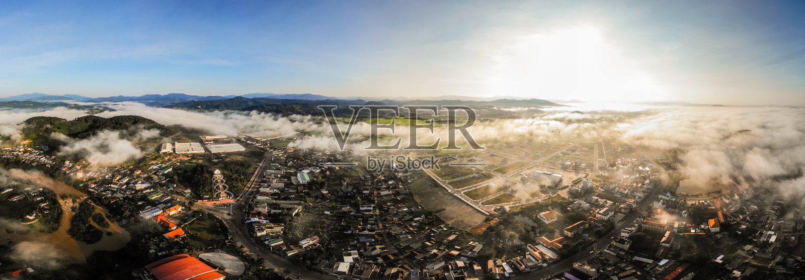 黄永宏鸟瞰了林下区定万镇的全景，林东省河环绕着镇湖，房屋在晨雾中，天空晴朗美丽，色彩斑斓照片摄影图片