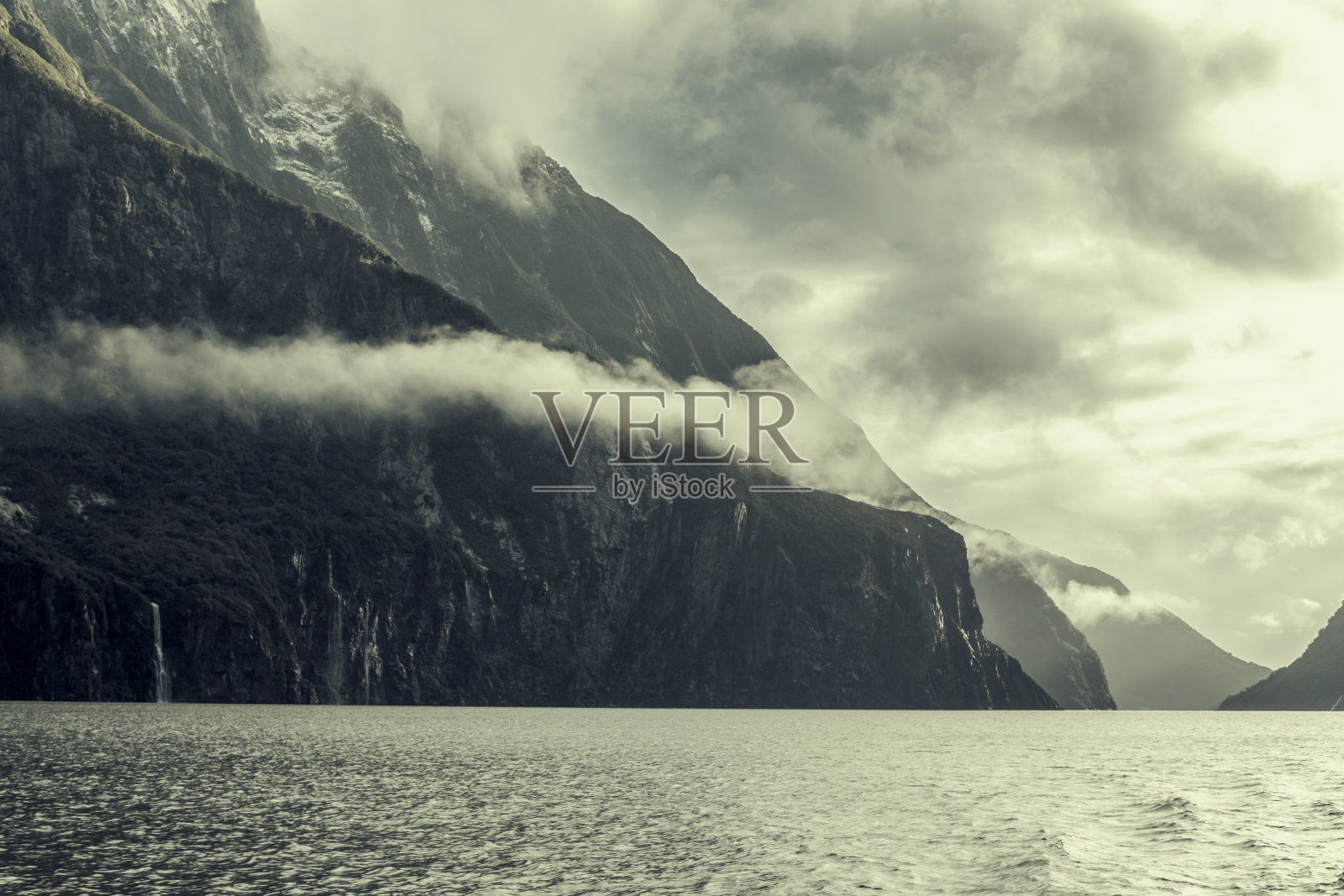 新西兰南岛米尔福德海峡云雾缭绕的群山照片摄影图片