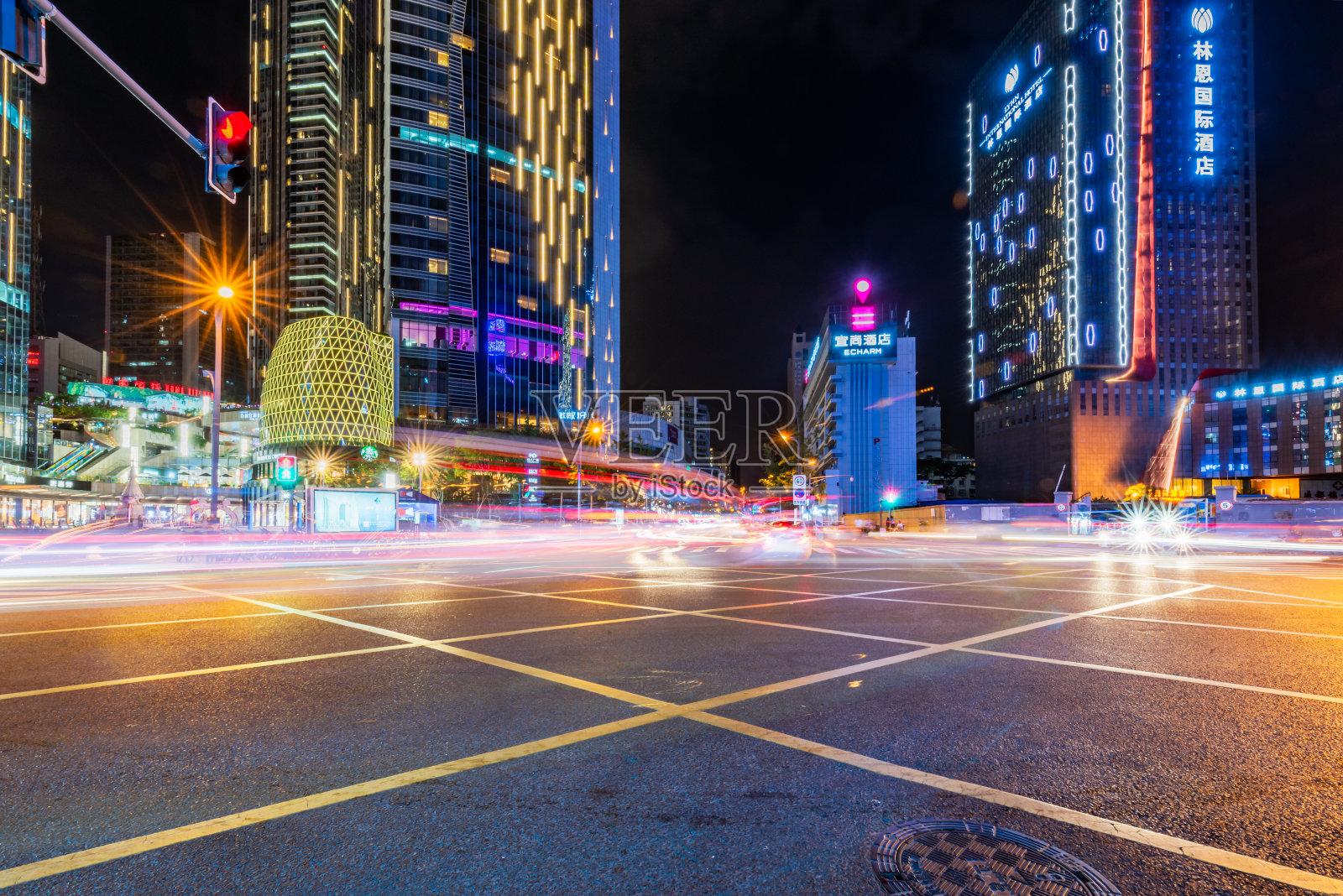 中国成都夜晚的城市街道照片摄影图片