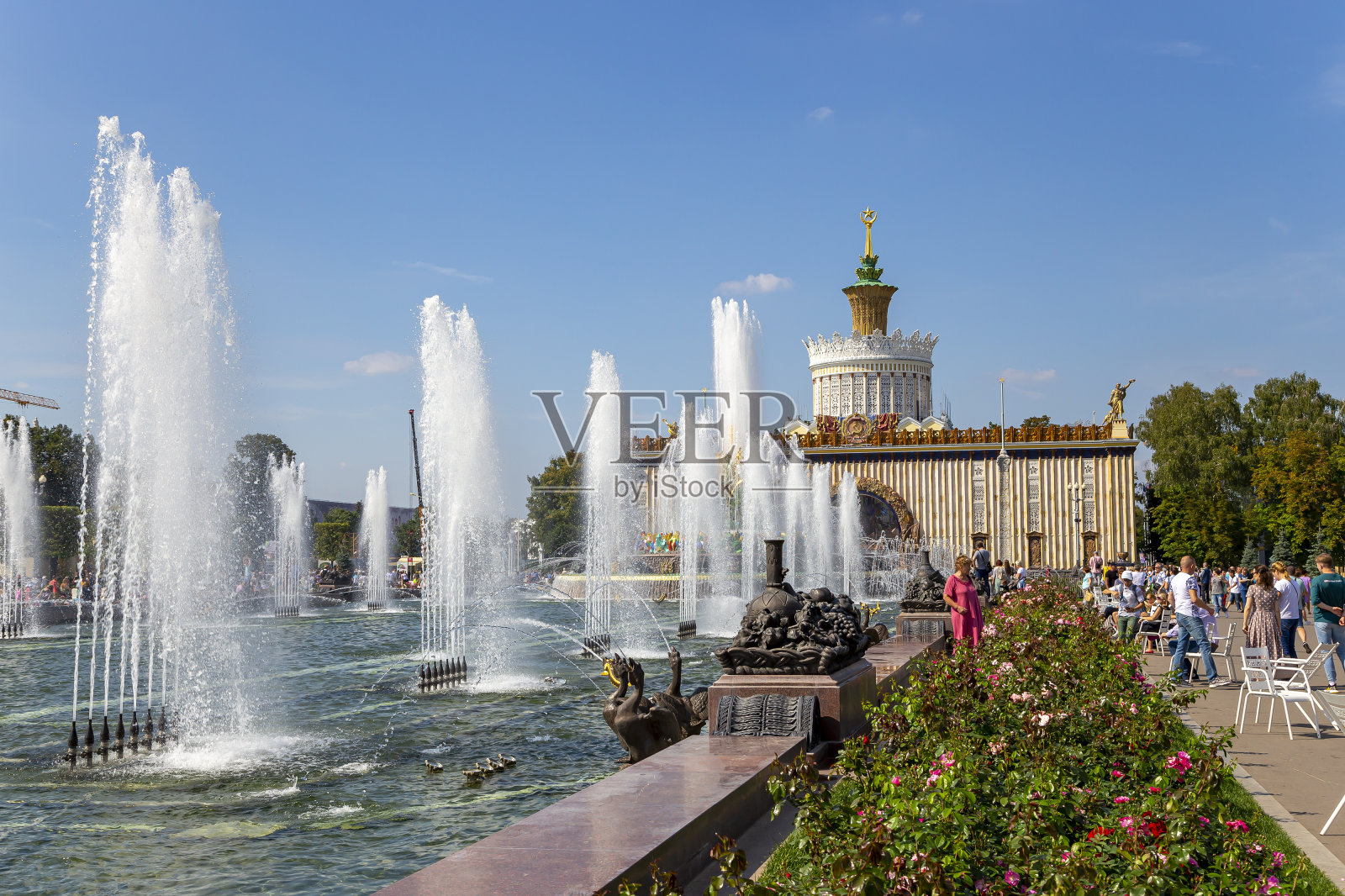 喷泉石花在VDNKh在莫斯科。VDNKh(也称为全俄罗斯展览中心)是一个永久性的通用贸易展在莫斯科，俄罗斯照片摄影图片