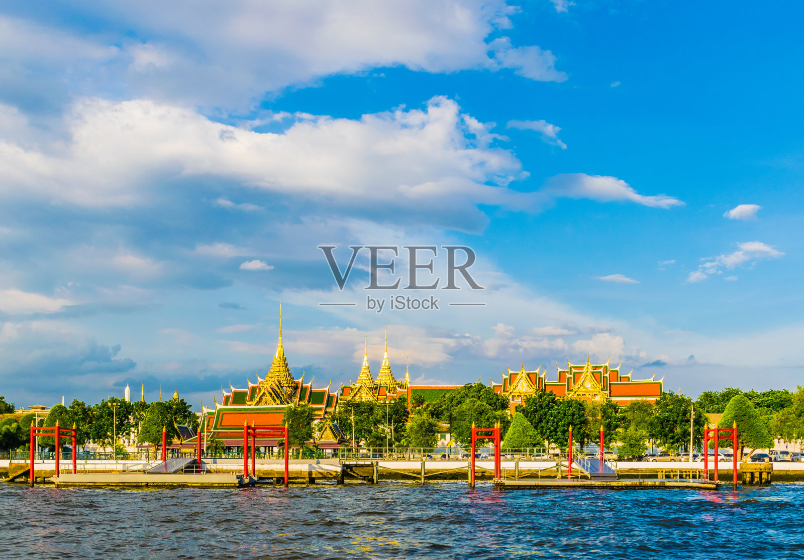 泰国曼谷，湄南河畔的湄南河大皇宫码头照片摄影图片