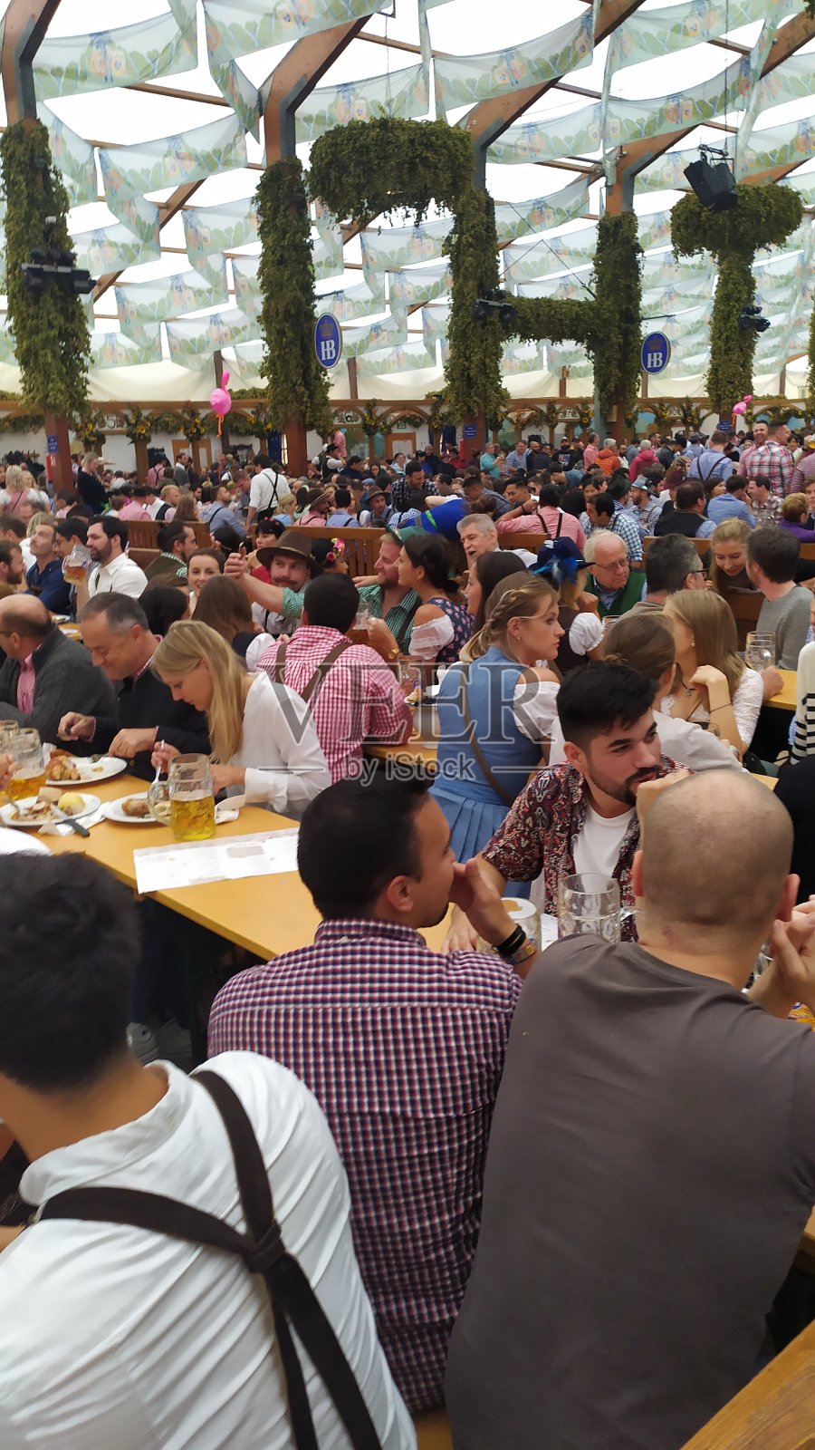 来自世界各地的人们在德国慕尼黑参加2019年慕尼黑啤酒节照片摄影图片