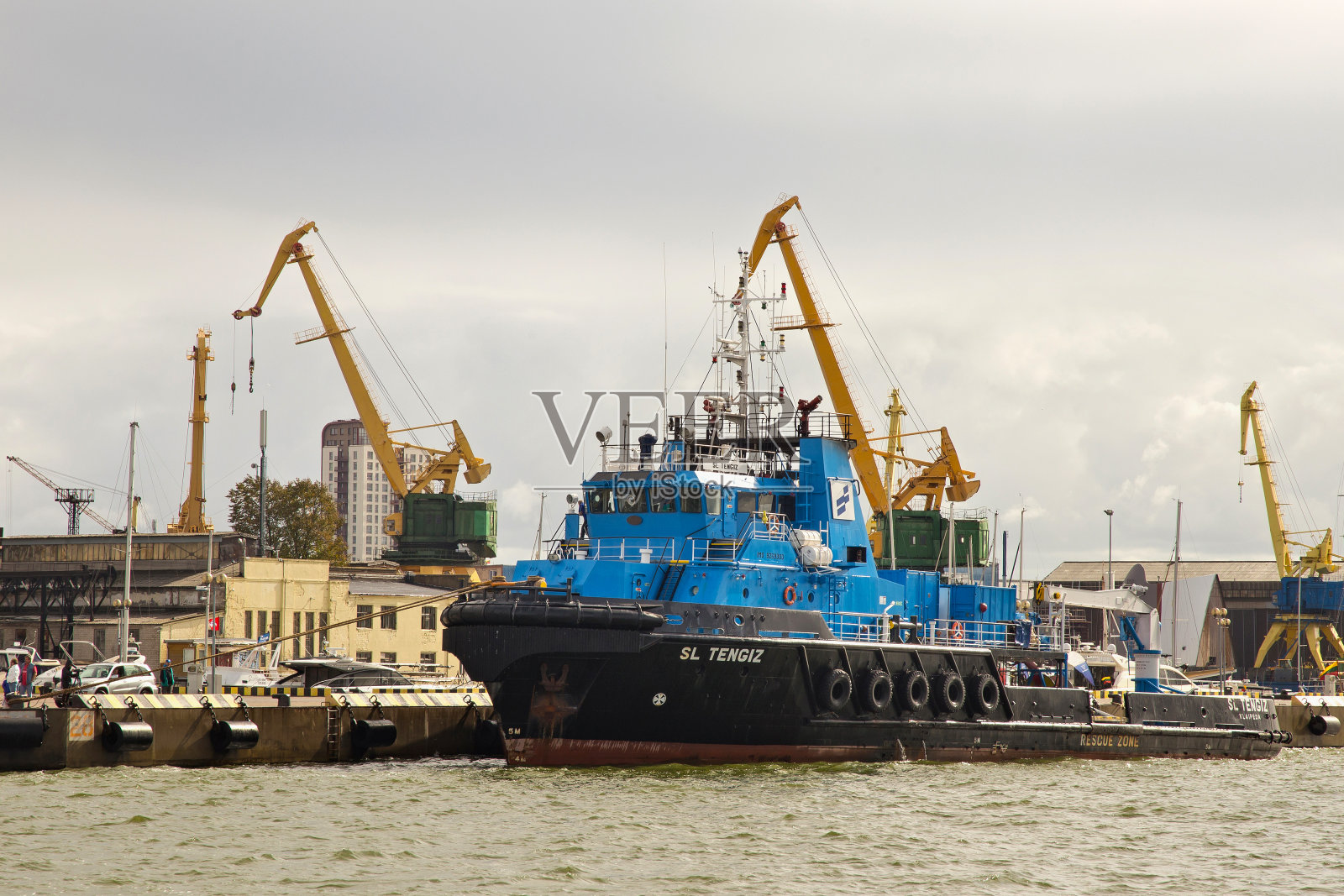 海上供应船，被称为SL TENGIZ。2002年在中国建造。目前在立陶宛国旗下航行。它的总吨位是896吨。照片摄影图片