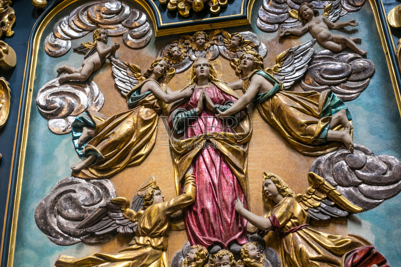 克拉科夫中世纪圣玛丽教堂的内部元素。圣玛丽教堂建于十三、十四世纪。照片摄影图片