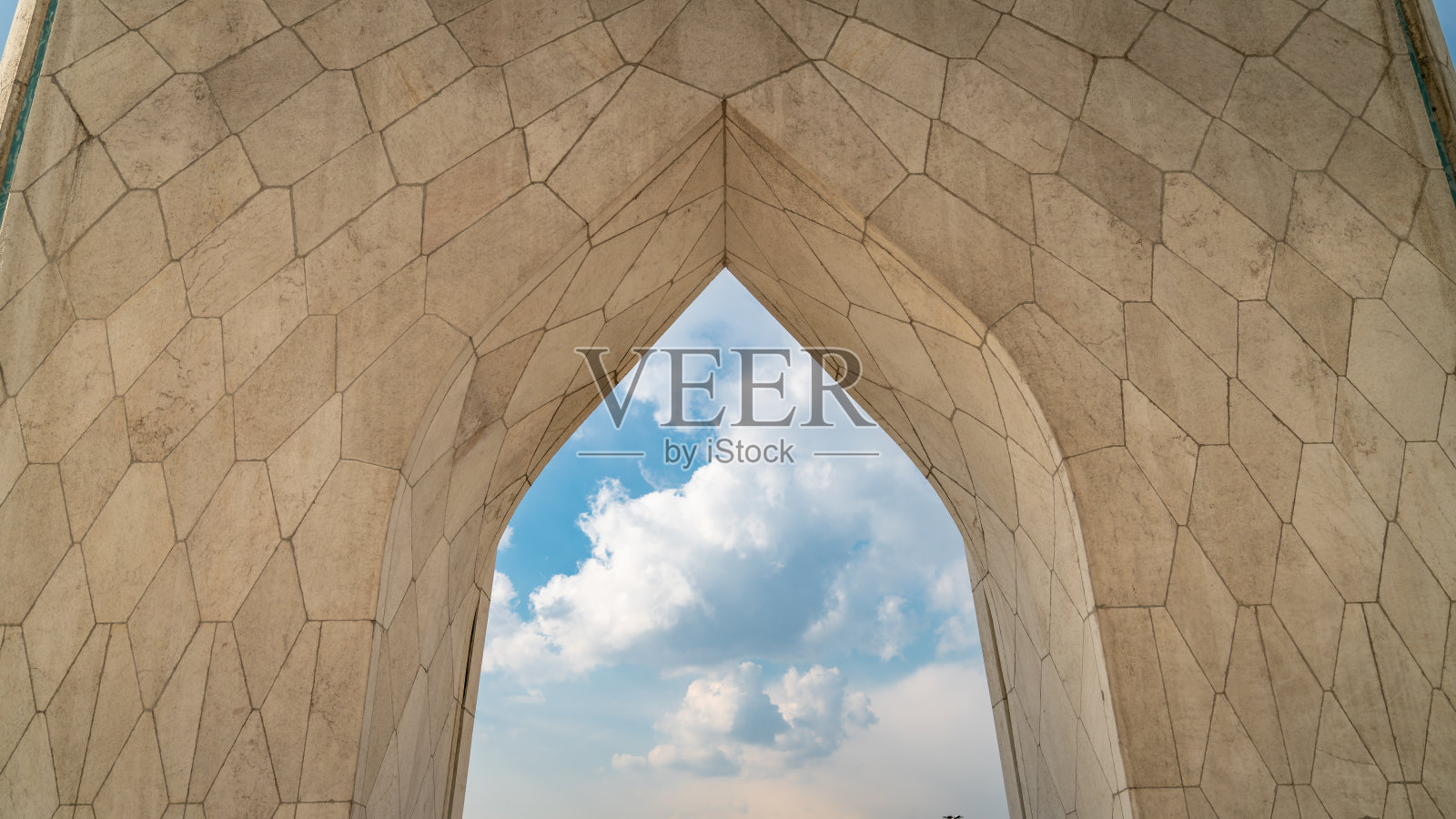 伊朗首都德黑兰阿扎迪广场的阿扎迪塔照片摄影图片