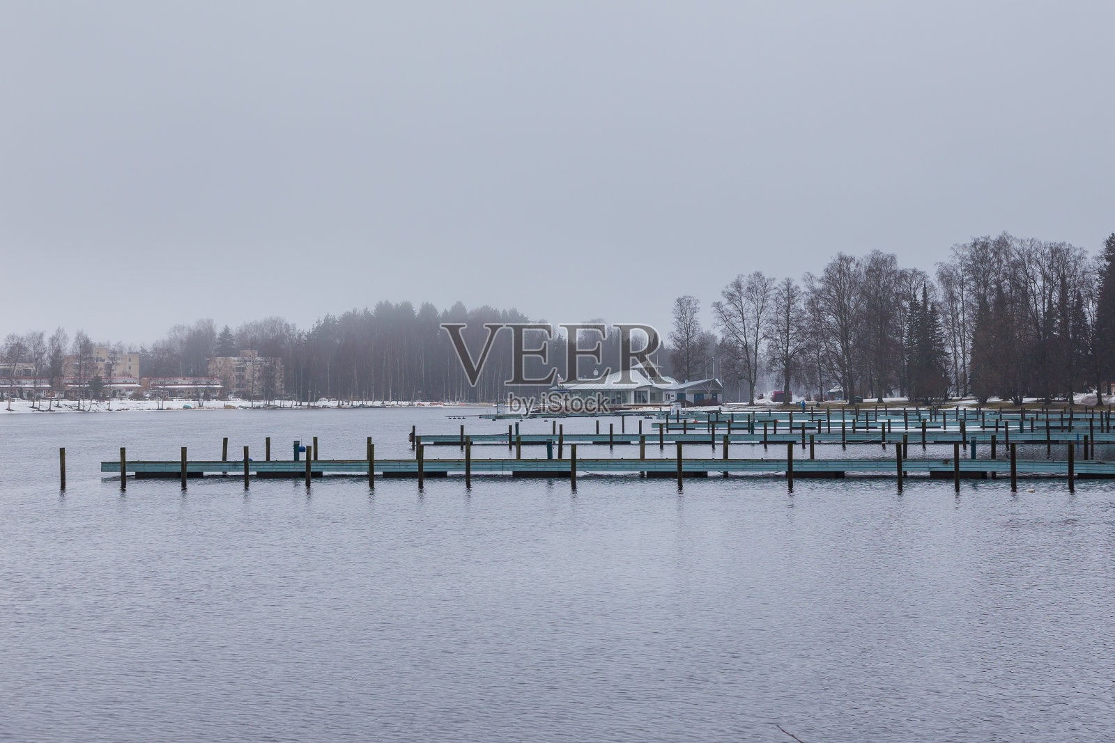芬兰海诺拉市Ruotsalainen湖上的木制码头。照片摄影图片