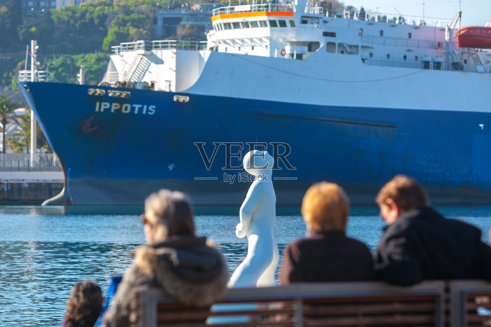 马瑞玛格南购物中心附近的海滨兰布拉·德·马尔的当地人和游客照片摄影图片