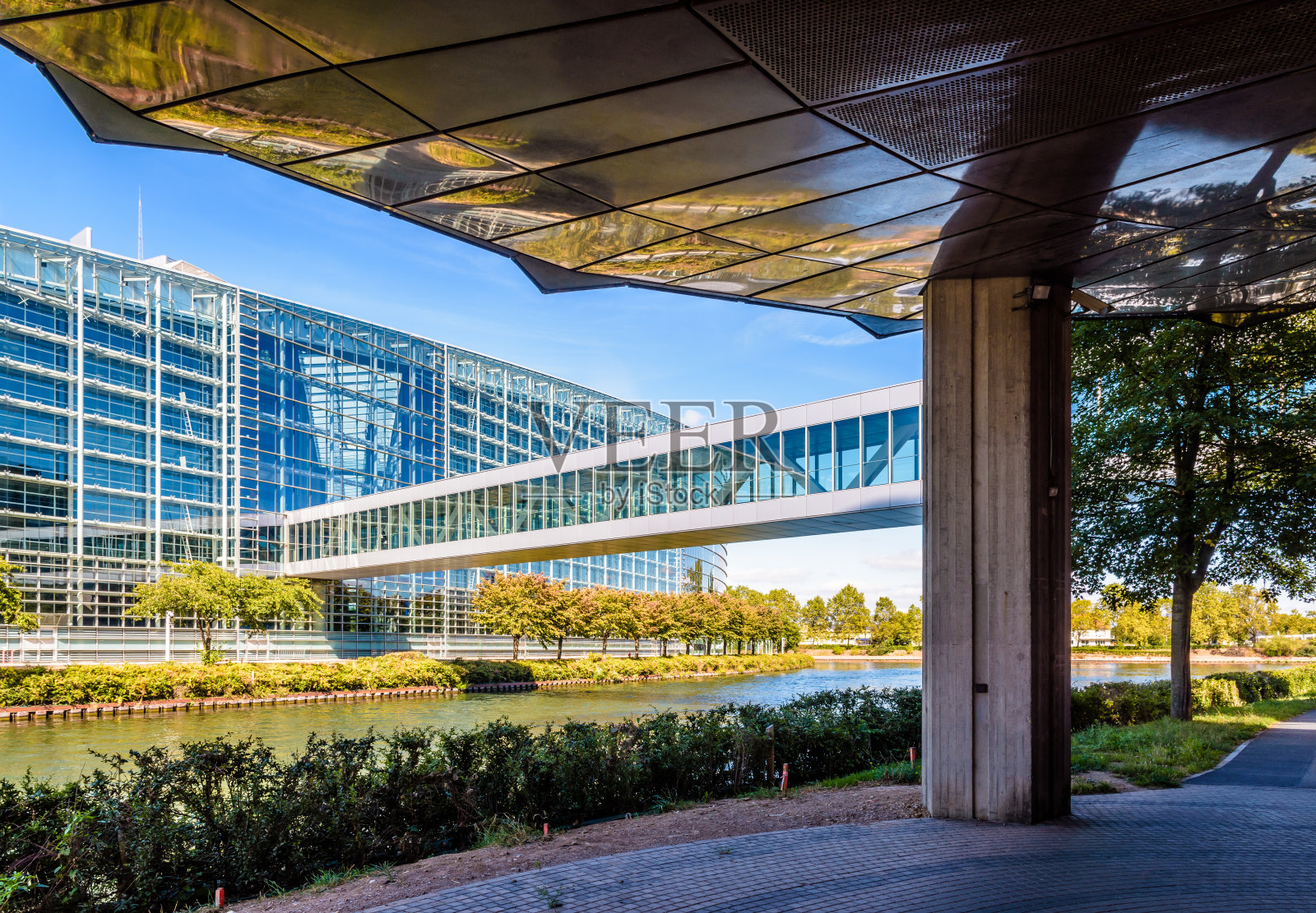 位于法国斯特拉斯堡的路易斯·韦斯大楼和温斯顿·丘吉尔大楼之间的人行桥。照片摄影图片