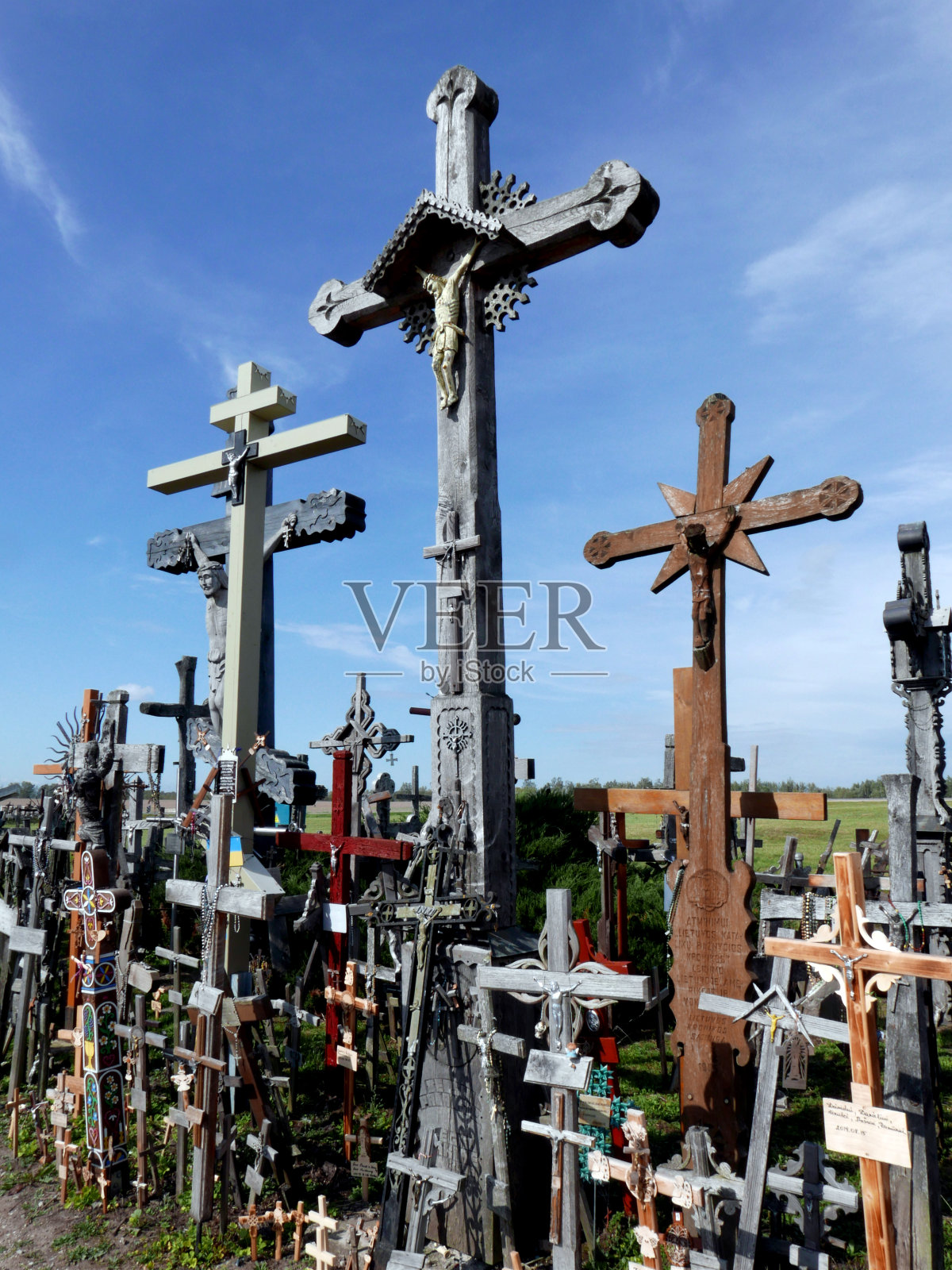 立陶宛Siauliai - 2019年9月10日:十字山是立陶宛Siauliai市附近的(国际)国家朝圣地。随着时间的推移，这座山成为立陶宛天主教信仰力量的象征。照片摄影图片