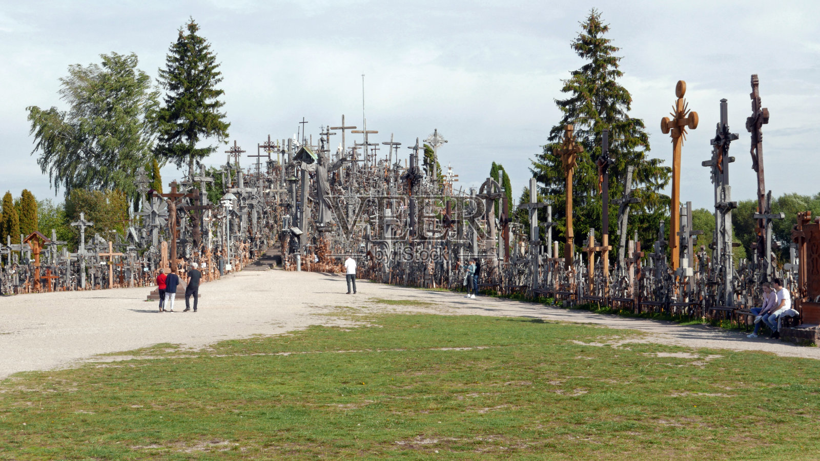 立陶宛Siauliai - 2019年9月10日:十字山是立陶宛Siauliai市附近的(国际)国家朝圣地。随着时间的推移，这座山成为立陶宛天主教信仰力量的象征。照片摄影图片