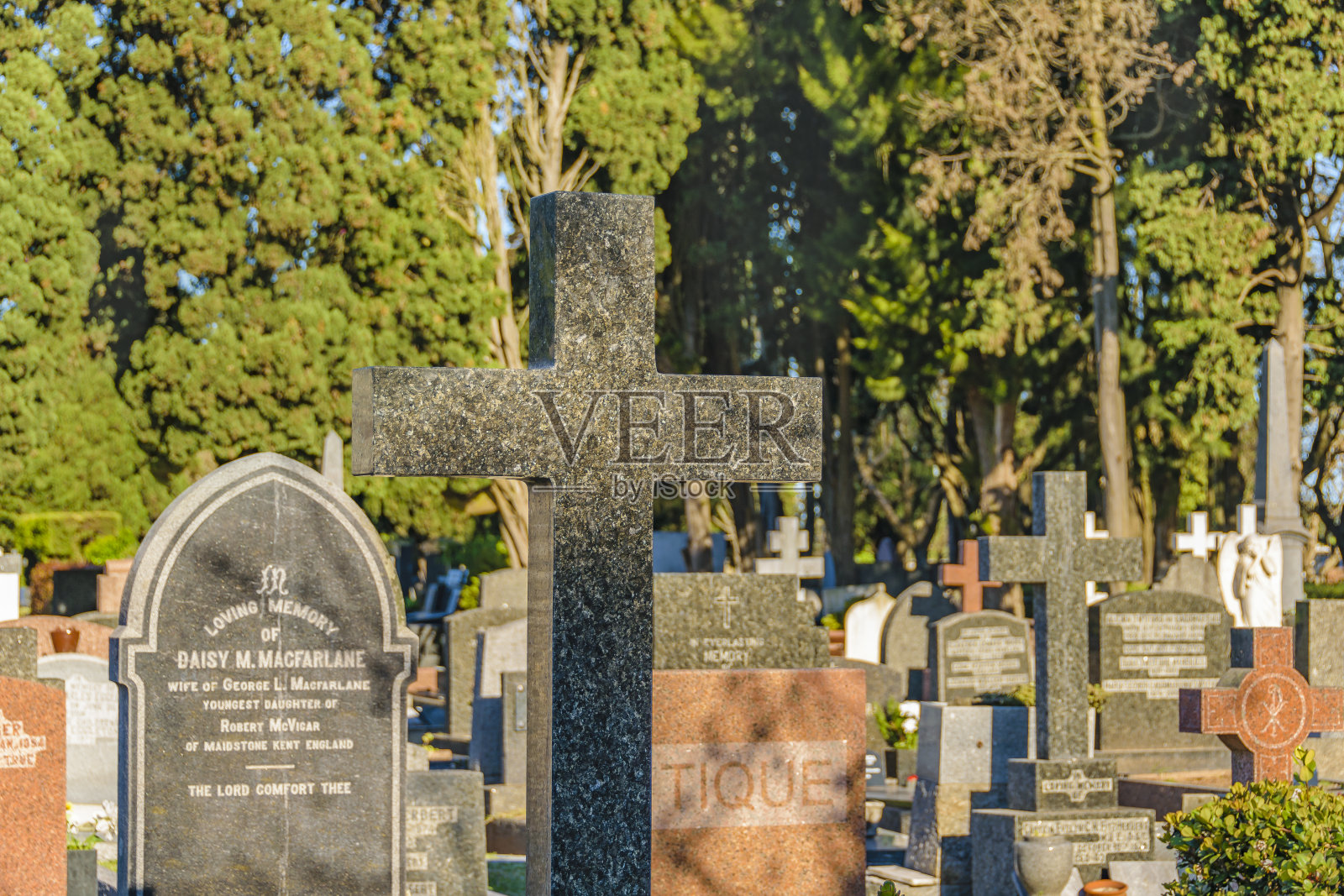 乌拉圭蒙得维的亚小公墓的十字架照片摄影图片