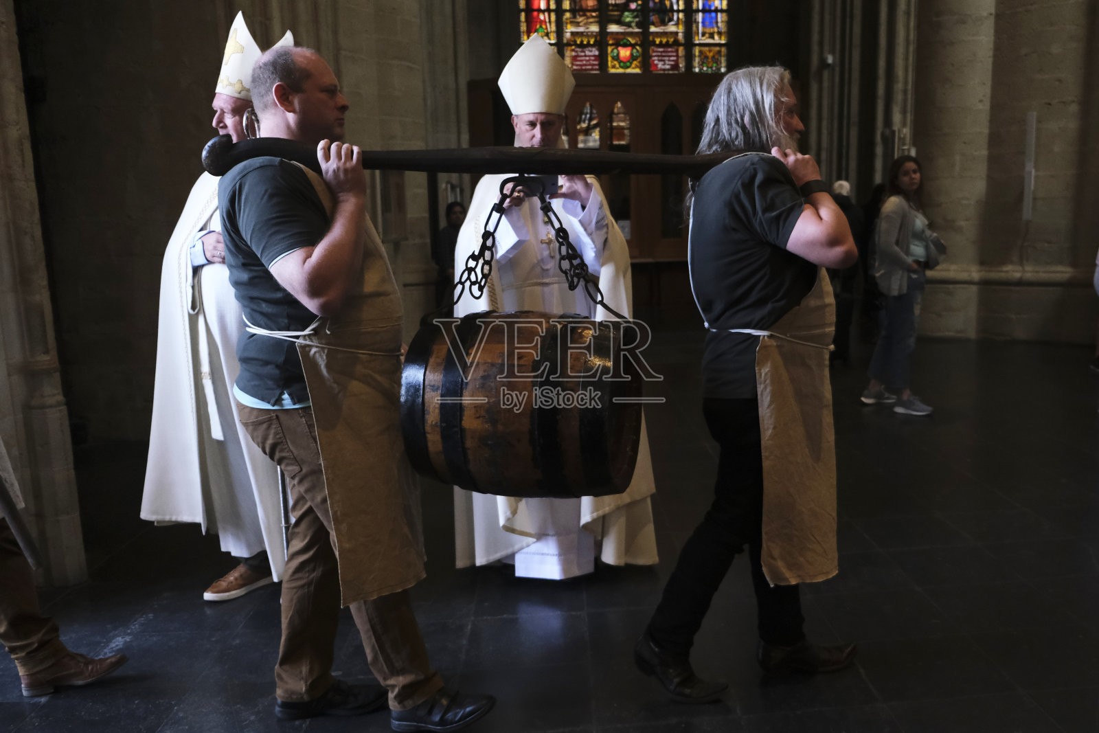 在比利时布鲁塞尔，庆祝圣阿尔努，啤酒酿造的守护神照片摄影图片