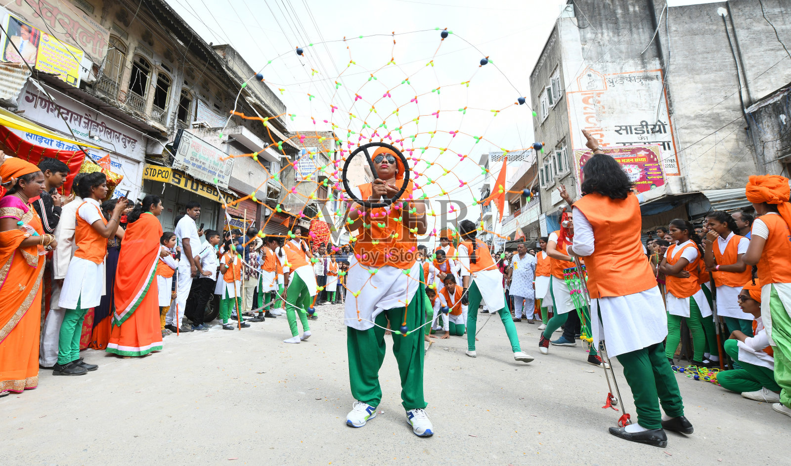 女孩们在印度比瓦尔表演特技照片摄影图片