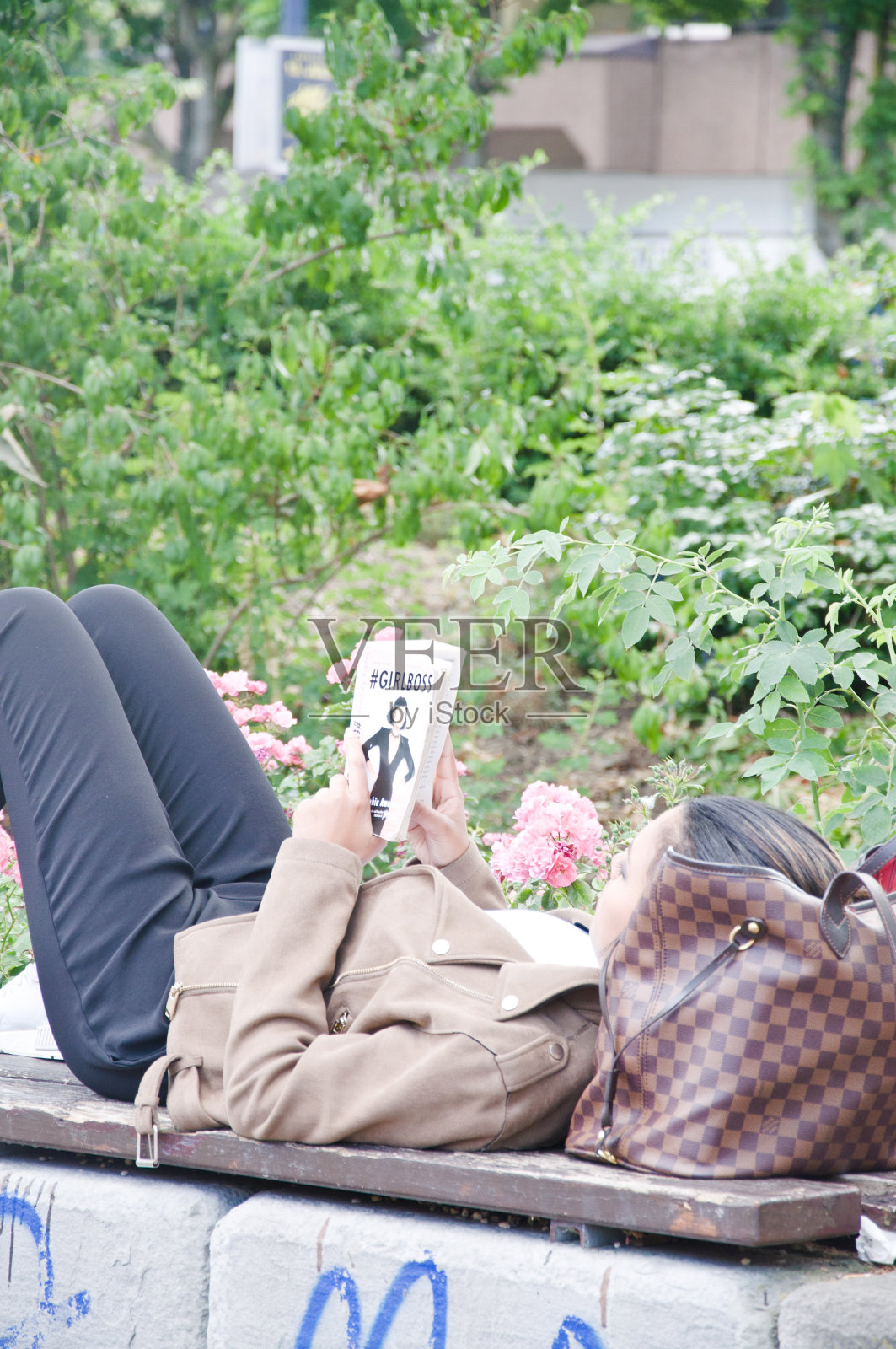 德国多特蒙德，Technische Universität，一名女大学生正在阅读一本非虚构小说(#GirlBoss)照片摄影图片