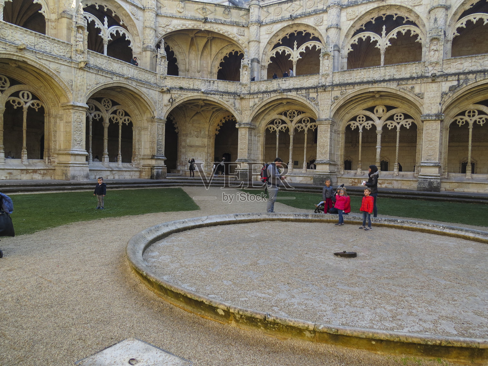 里斯本热罗尼莫斯修道院的后院照片摄影图片