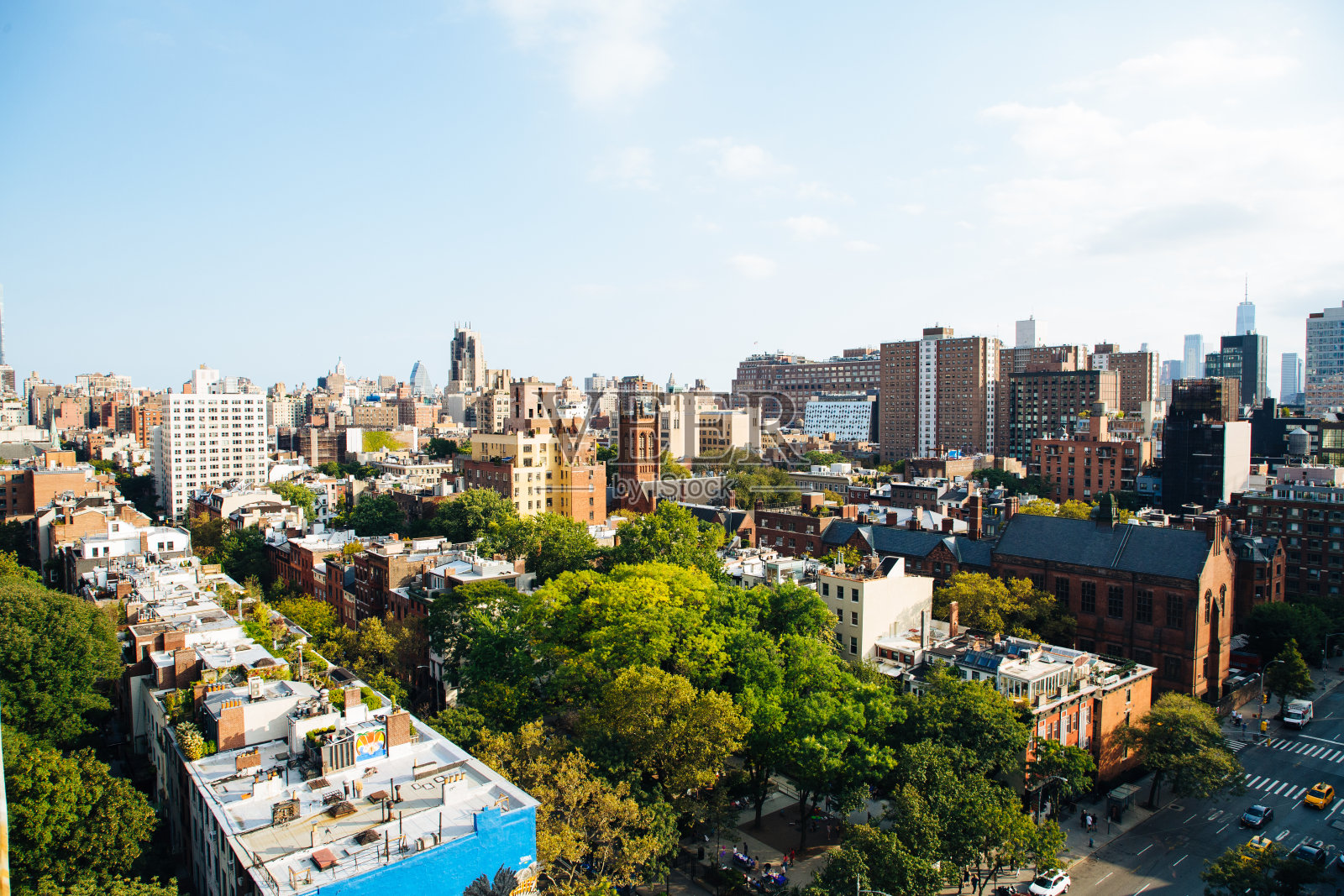 纽约/美国/ 2019年9月28日/鸟瞰图切尔西区街道高楼大厦、屋顶和绿树照片摄影图片