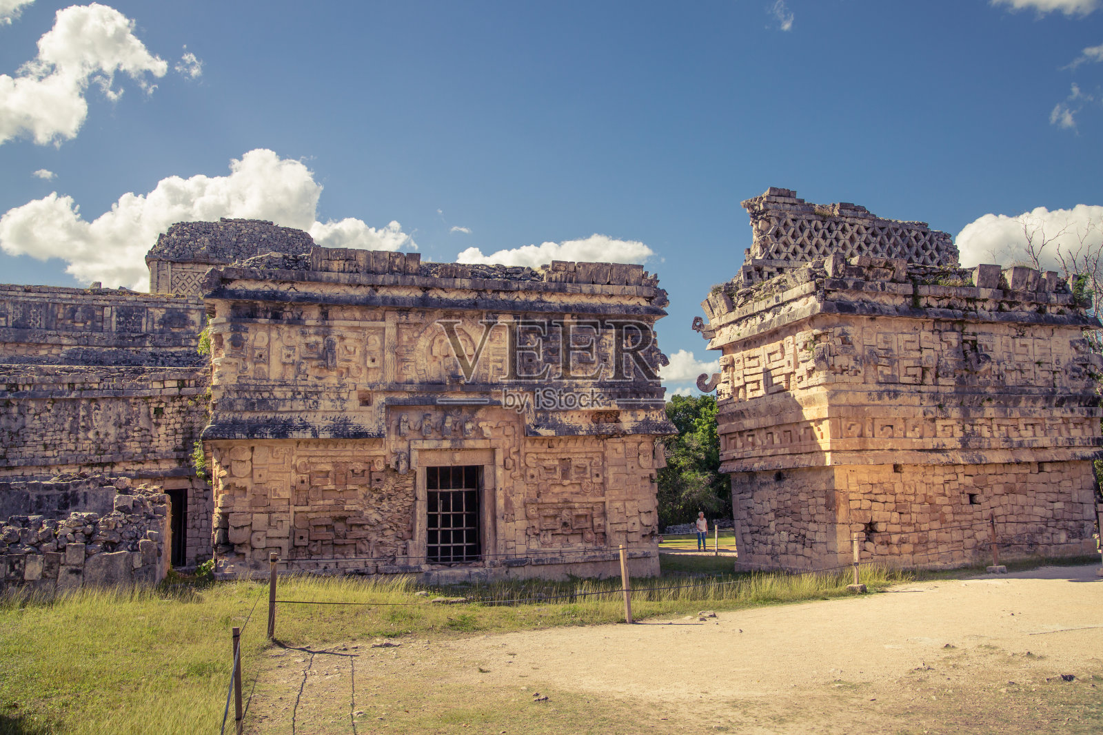 墨西哥，奇琴Itzá， Yucatán。私人庭院的废墟，可能属于皇室照片摄影图片