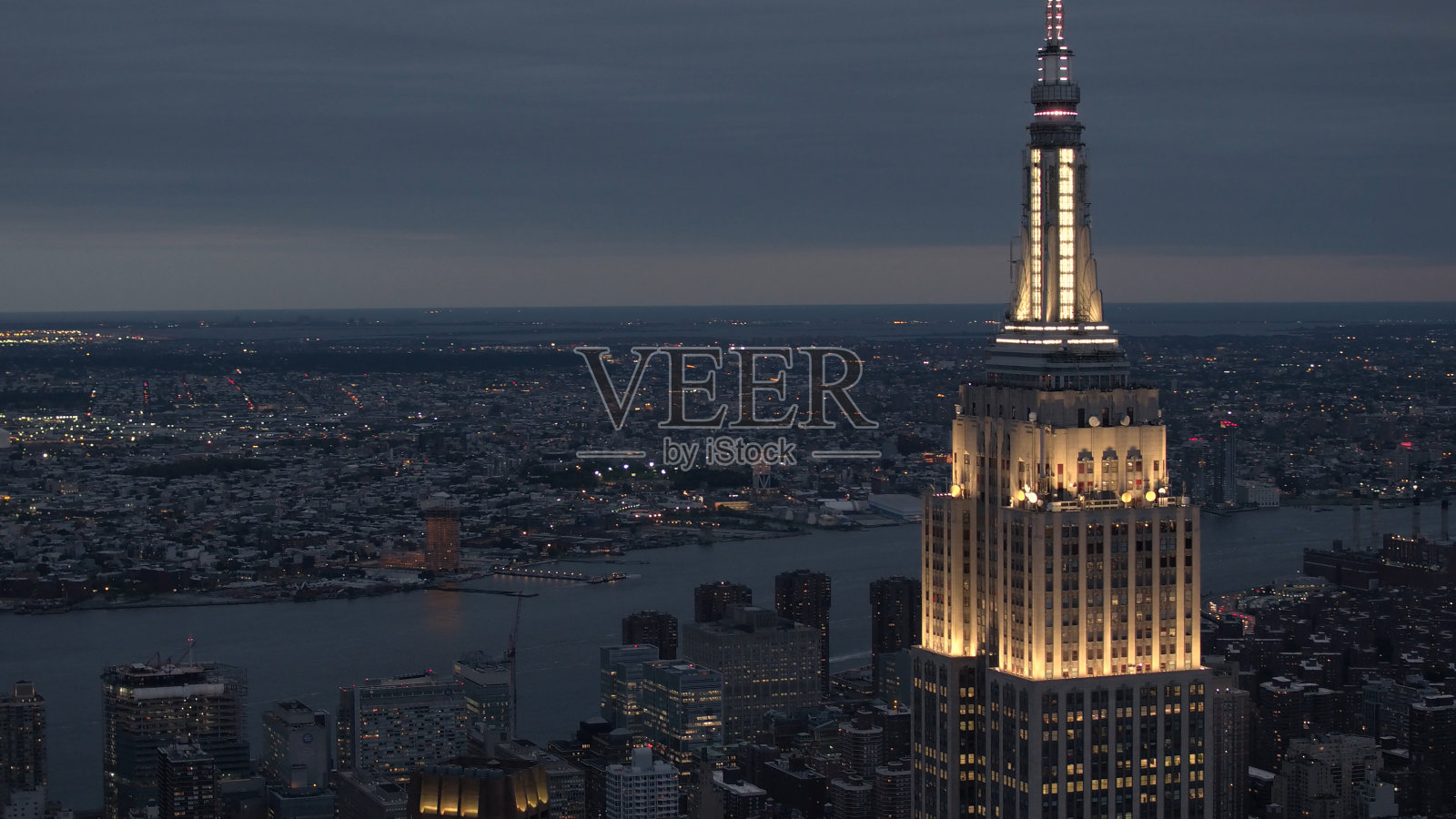 纽约帝国大厦后面的布鲁克林灯光在夜晚亮了起来照片摄影图片