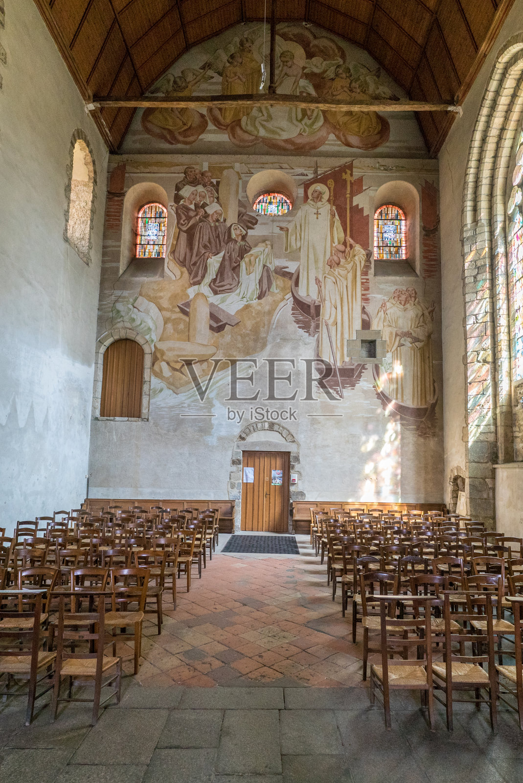雷恩圣梅兰教堂的内景，墙上有一幅巨大的壁画照片摄影图片