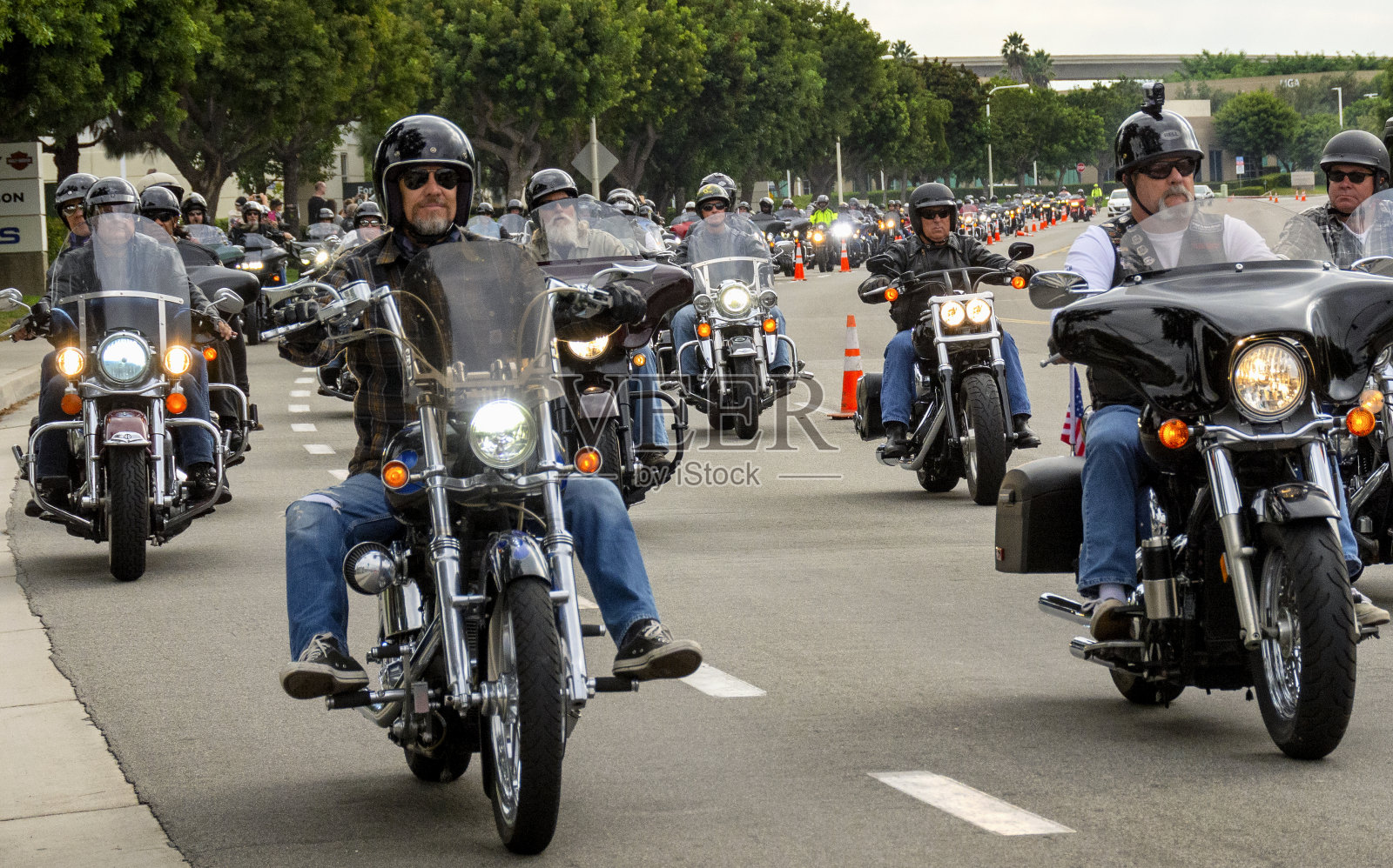 骑车人参加第八届年度受伤战士答谢跑照片摄影图片