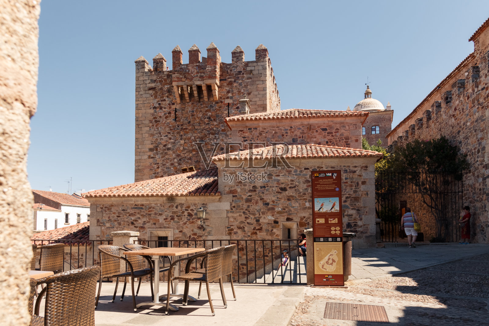 2019年8月8日，西班牙卡塞雷斯风景如画的卡塞雷斯大街。卡塞雷斯古老的市中心照片摄影图片