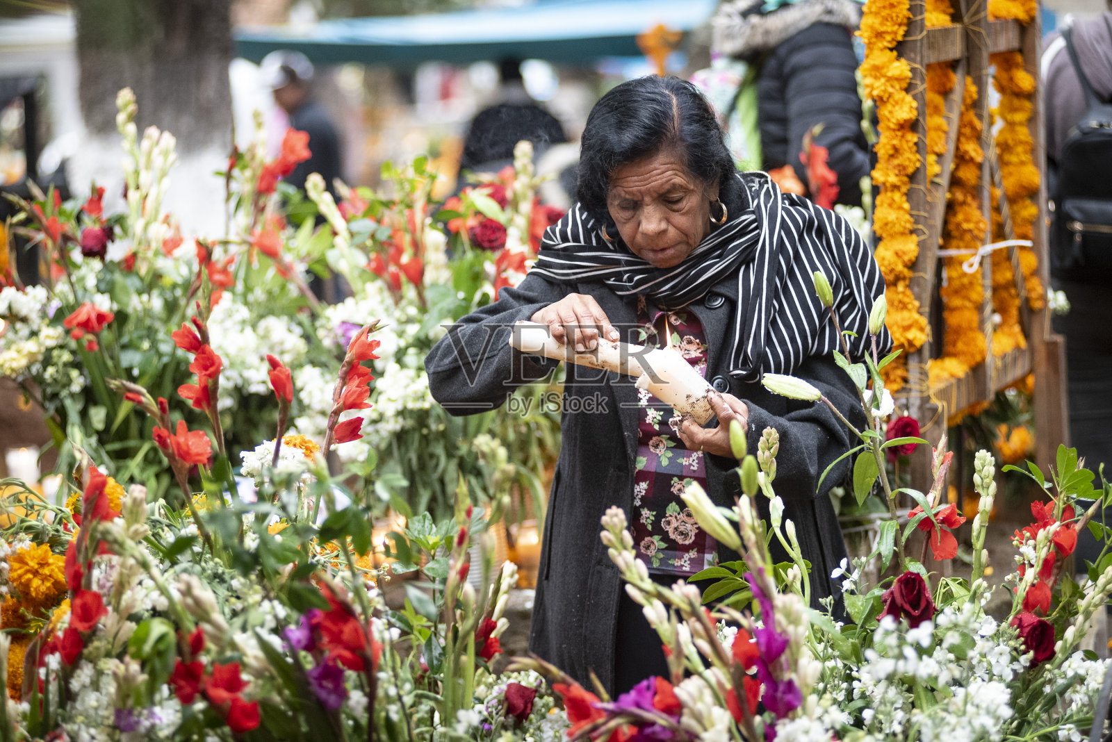 在Michoacán州Pátzcuaro地区的Tzintzuntzan公墓庆祝墨西哥亡灵日。照片摄影图片