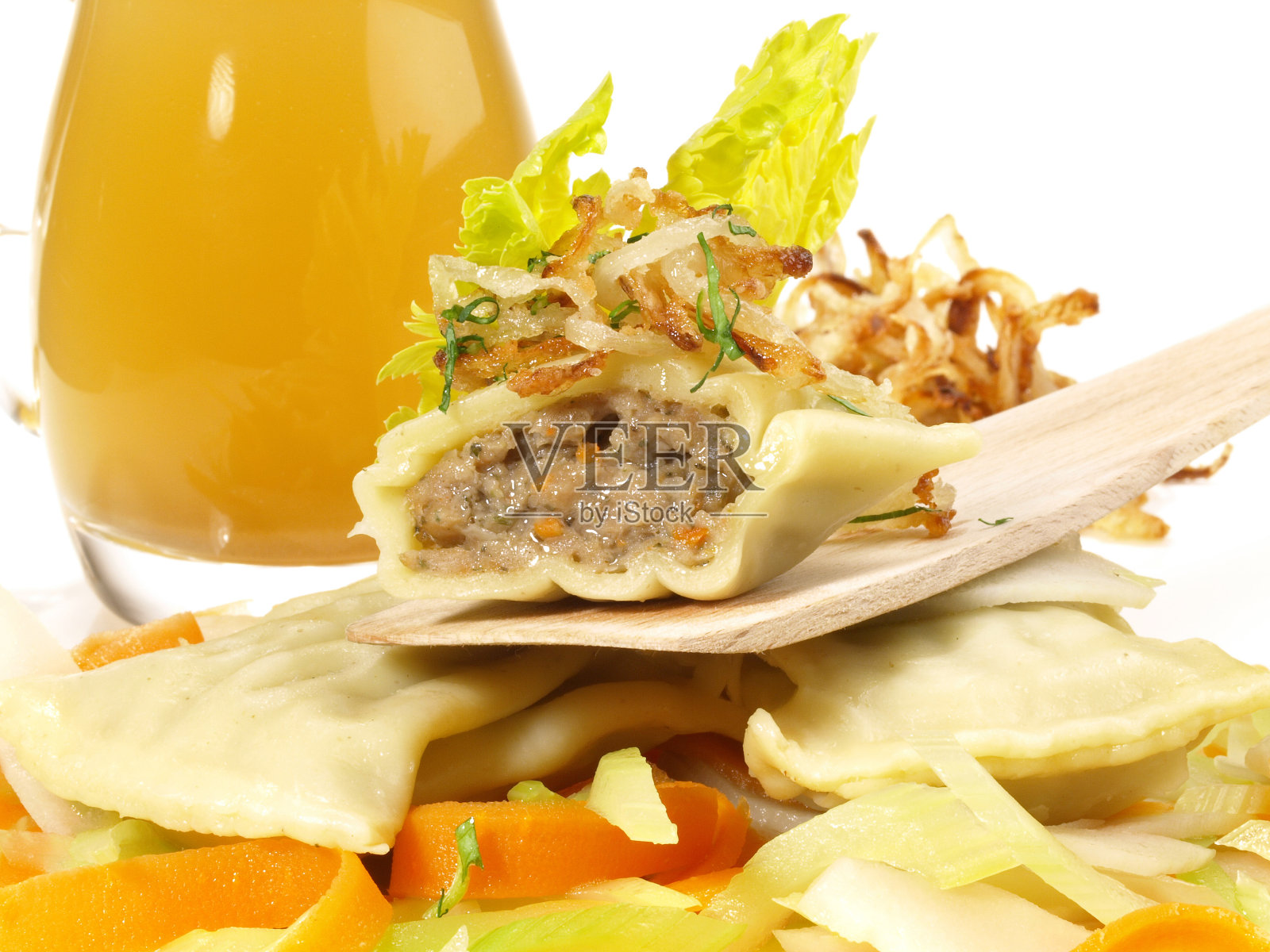 肉汤Maultaschen -传统的德国风格照片摄影图片