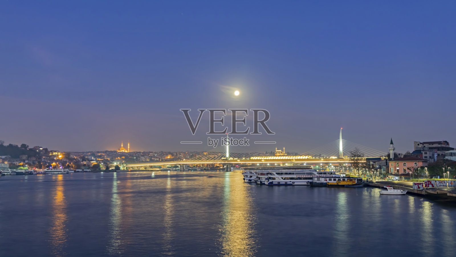 伊斯坦布尔，欧亚大陆之间的梦幻城市。从伊斯坦布尔的景观和城市景观，地铁桥，旅行船，清晨满月照片摄影图片